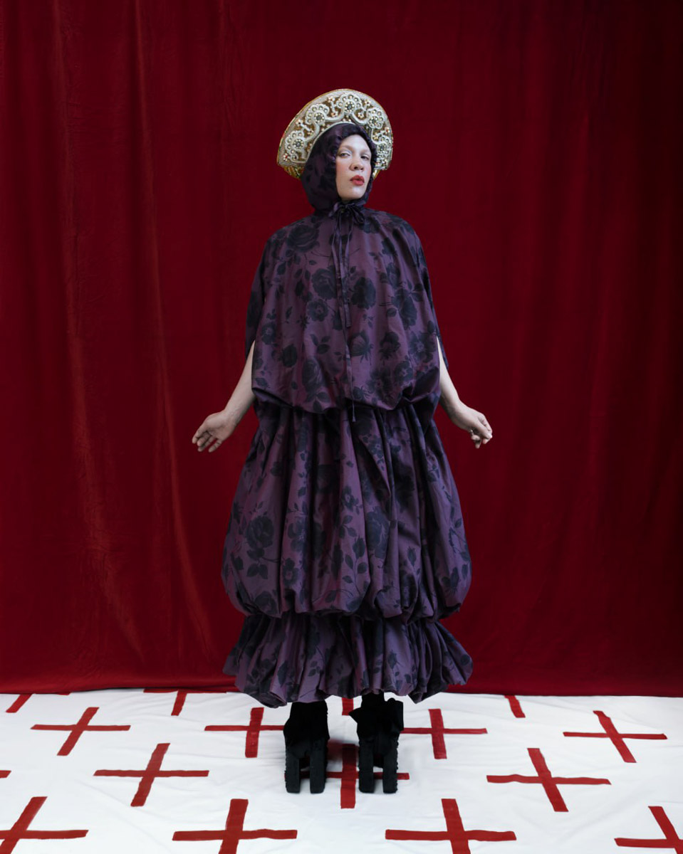 Необычная пара серег-прялок вместе с другими авторскими украшениями художника и ювелира из Мурома стала частью масштабного проекта «Гибрид» Британской высшей школы дизайна. Его цель, по словам кураторов, показать народный костюм не архивным экспонатом, а живой системой смыслов.