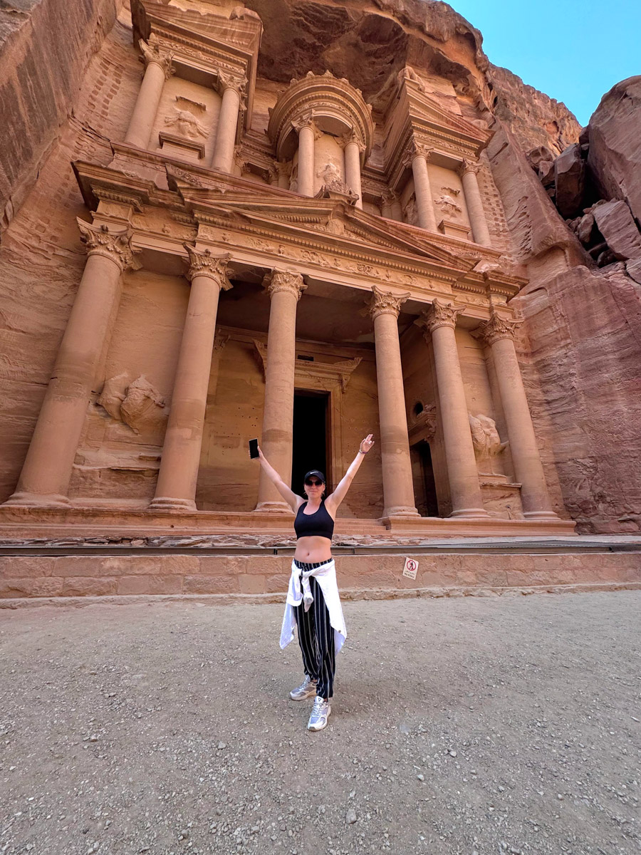 Город Петра — древнейший археологический парк Ближнего Востока и одно из новых семи чудес света, куда собираются туристы со всего мира, чтобы увидеть множество пещер, храмов, дворцов, каналов и дорог. В этот дивный уголок попала и владимирская журналистка Екатерина Стэп. Ей хватило всего лишь одних суток, чтобы решиться обязательно туда вернуться, но уже на более долгое время. Чем ее очаровала точка на карте, она рассказала «Ключ-Медиа».