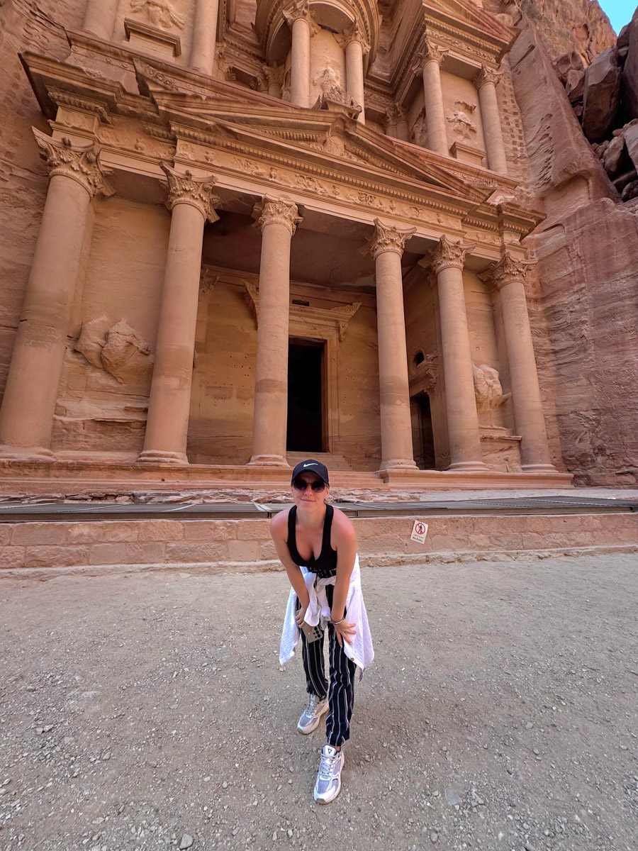 Город Петра — древнейший археологический парк Ближнего Востока и одно из новых семи чудес света, куда собираются туристы со всего мира, чтобы увидеть множество пещер, храмов, дворцов, каналов и дорог. В этот дивный уголок попала и владимирская журналистка Екатерина Стэп. Ей хватило всего лишь одних суток, чтобы решиться обязательно туда вернуться, но уже на более долгое время. Чем ее очаровала точка на карте, она рассказала «Ключ-Медиа».