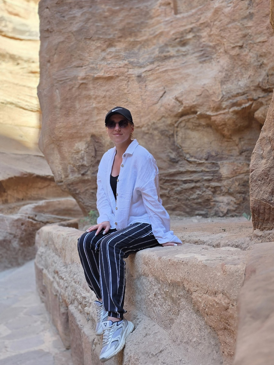 Город Петра — древнейший археологический парк Ближнего Востока и одно из новых семи чудес света, куда собираются туристы со всего мира, чтобы увидеть множество пещер, храмов, дворцов, каналов и дорог. В этот дивный уголок попала и владимирская журналистка Екатерина Стэп. Ей хватило всего лишь одних суток, чтобы решиться обязательно туда вернуться, но уже на более долгое время. Чем ее очаровала точка на карте, она рассказала «Ключ-Медиа».