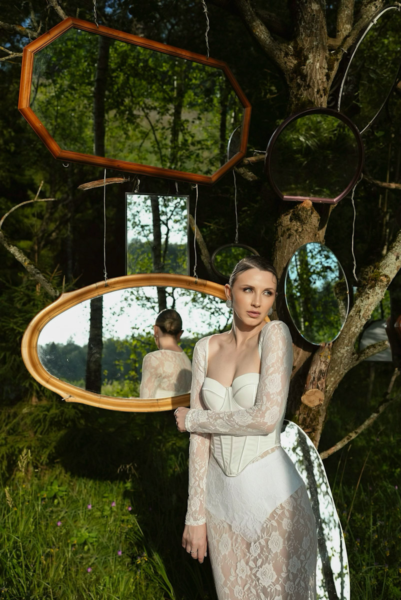 Певица из Коврова YASAKOVA, поразившая три года назад Сергея Лазарева и Елену Ваенгу на шоу «Ну-ка, все вместе», выпустила собственный сингл. Яна Ясакова поделилась сокровенной историей о непростых отношениях. Трек «Лабиринты», шесть лет ожидавший своего часа, уже доступен к прослушиванию.