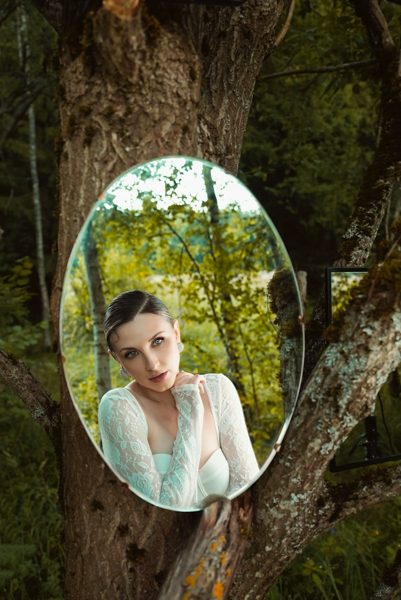 Певица из Коврова YASAKOVA, поразившая три года назад Сергея Лазарева и Елену Ваенгу на шоу «Ну-ка, все вместе», выпустила собственный сингл. Яна Ясакова поделилась сокровенной историей о непростых отношениях. Трек «Лабиринты», шесть лет ожидавший своего часа, уже доступен к прослушиванию.