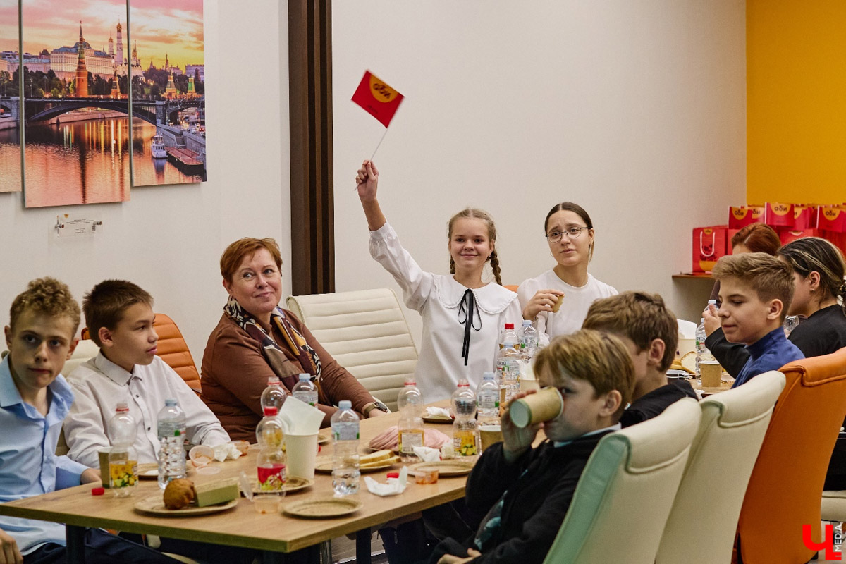 Продукция компании Аби, оба завода которой расположены во Владимире, известна по всей стране. А за всеми достижениями стоят люди. Осенью был объявлен старт нового образовательного проекта «Уроки с Аби». Теперь для школьников Владимирской области на регулярной основе будут проводить экскурсии по микробиологической лаборатории, Центральному складскому комплексу и настоящим производственным площадкам.