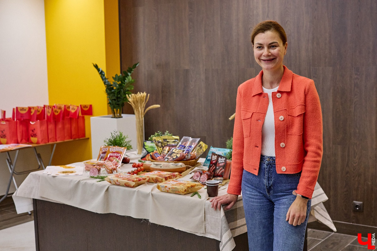 Продукция компании Аби, оба завода которой расположены во Владимире, известна по всей стране. А за всеми достижениями стоят люди. Осенью был объявлен старт нового образовательного проекта «Уроки с Аби». Теперь для школьников Владимирской области на регулярной основе будут проводить экскурсии по микробиологической лаборатории, Центральному складскому комплексу и настоящим производственным площадкам.