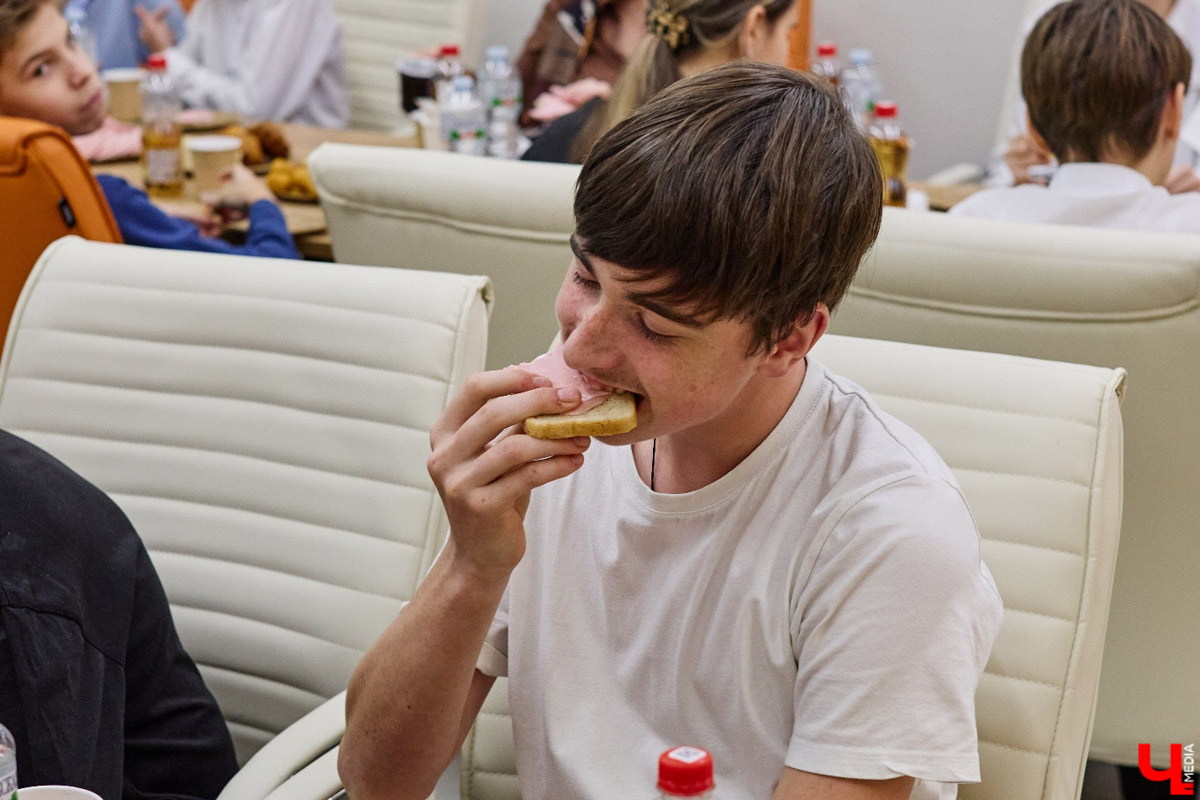 Продукция компании Аби, оба завода которой расположены во Владимире, известна по всей стране. А за всеми достижениями стоят люди. Осенью был объявлен старт нового образовательного проекта «Уроки с Аби». Теперь для школьников Владимирской области на регулярной основе будут проводить экскурсии по микробиологической лаборатории, Центральному складскому комплексу и настоящим производственным площадкам.