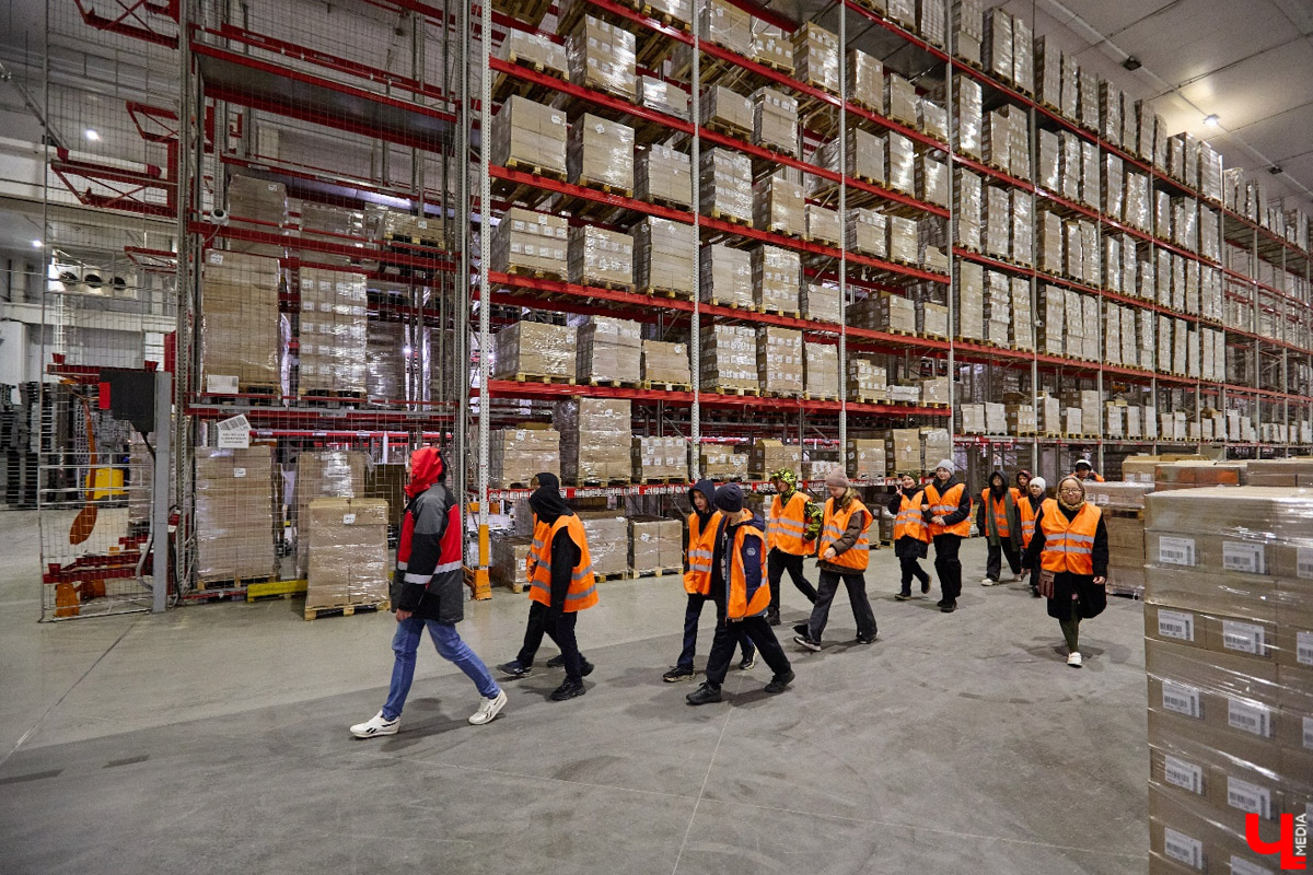 Продукция компании Аби, оба завода которой расположены во Владимире, известна по всей стране. А за всеми достижениями стоят люди. Осенью был объявлен старт нового образовательного проекта «Уроки с Аби». Теперь для школьников Владимирской области на регулярной основе будут проводить экскурсии по микробиологической лаборатории, Центральному складскому комплексу и настоящим производственным площадкам.