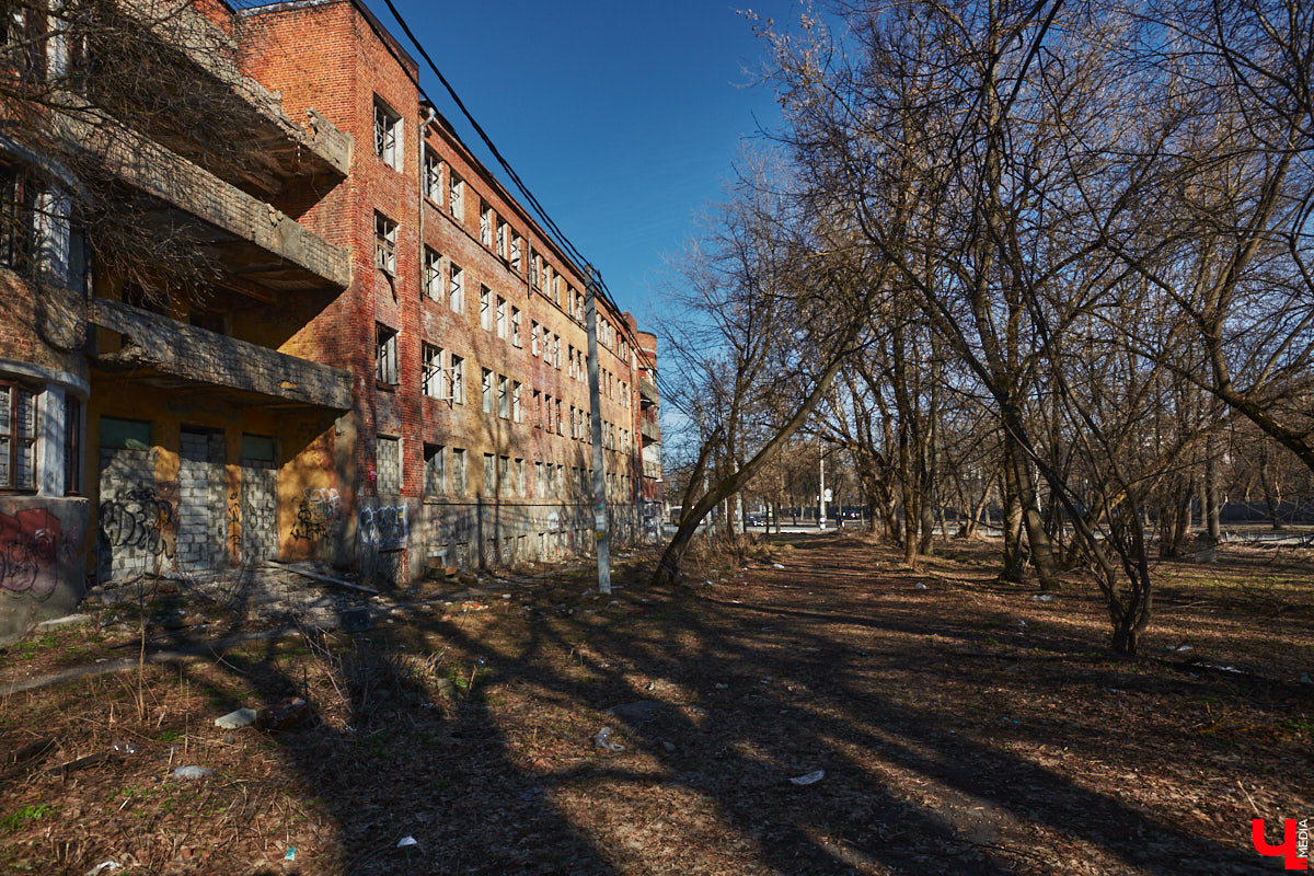 Архитектура — самая красноречивая рассказчица. Увы, многие летописи, заключенные в домах, рискуют исчезнуть с лица земли вместе со стенами. Сегодня мы обратим взор на знаковые объекты 33-го региона, до реставрации которых рукой не подать.