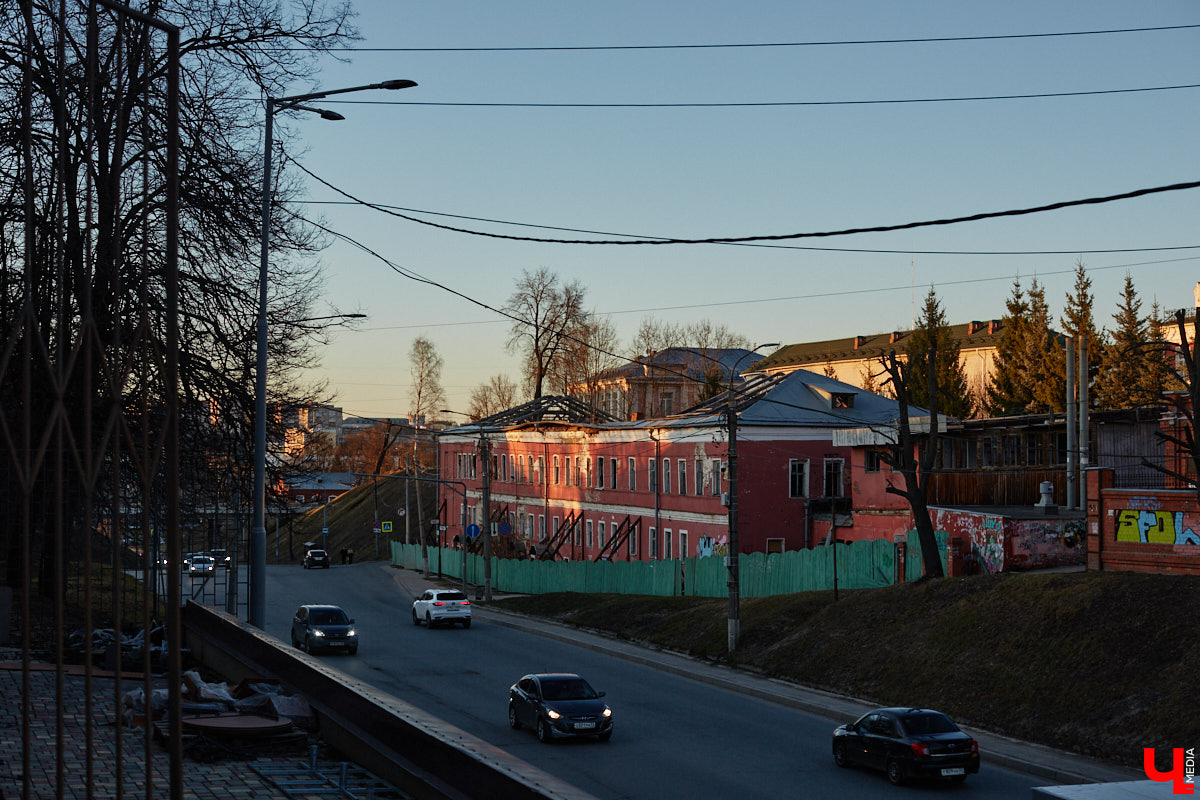 Архитектура — самая красноречивая рассказчица. Увы, многие летописи, заключенные в домах, рискуют исчезнуть с лица земли вместе со стенами. Сегодня мы обратим взор на знаковые объекты 33-го региона, до реставрации которых рукой не подать.