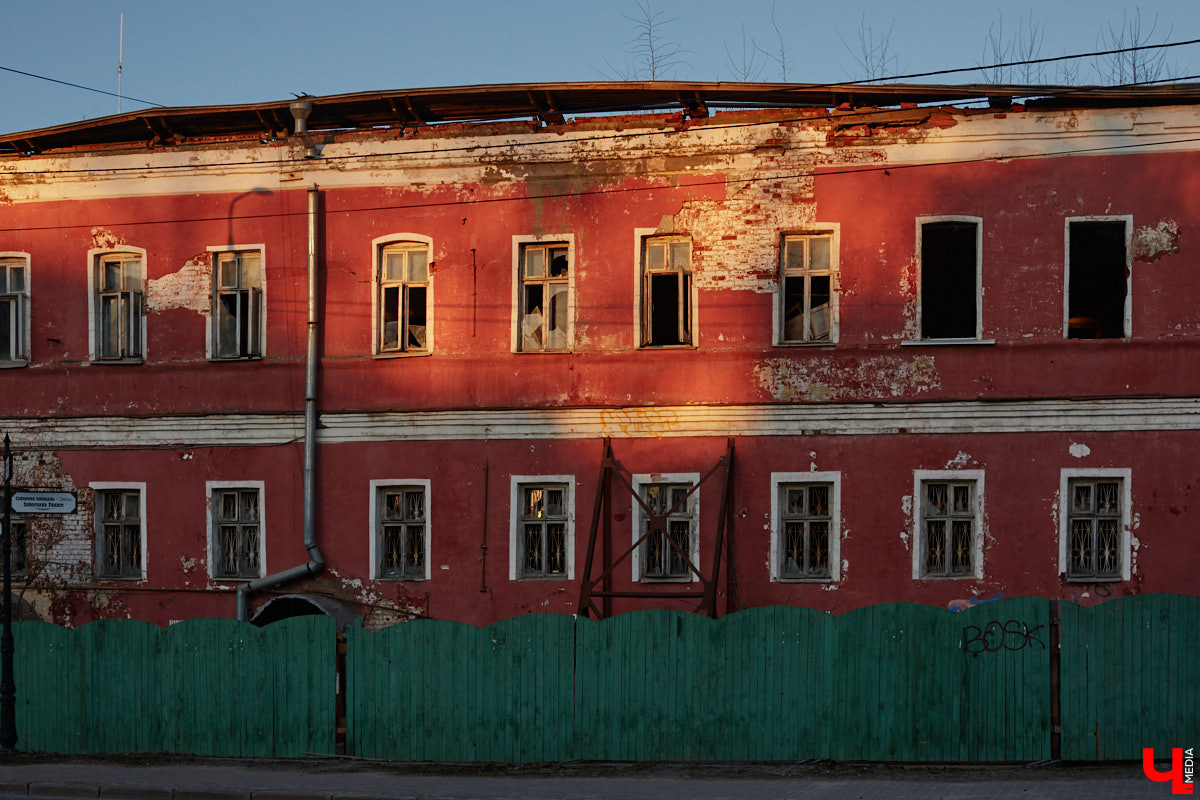 Архитектура — самая красноречивая рассказчица. Увы, многие летописи, заключенные в домах, рискуют исчезнуть с лица земли вместе со стенами. Сегодня мы обратим взор на знаковые объекты 33-го региона, до реставрации которых рукой не подать.