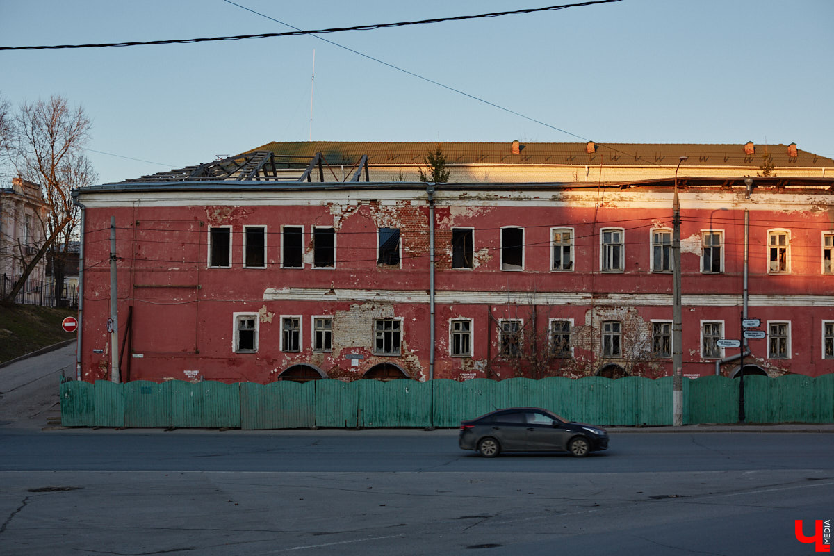 Архитектура — самая красноречивая рассказчица. Увы, многие летописи, заключенные в домах, рискуют исчезнуть с лица земли вместе со стенами. Сегодня мы обратим взор на знаковые объекты 33-го региона, до реставрации которых рукой не подать.