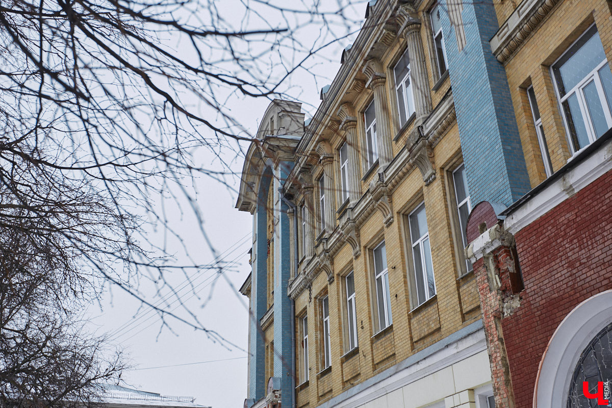 Архитектура — самая красноречивая рассказчица. Увы, многие летописи, заключенные в домах, рискуют исчезнуть с лица земли вместе со стенами. Сегодня мы обратим взор на знаковые объекты 33-го региона, до реставрации которых рукой не подать.