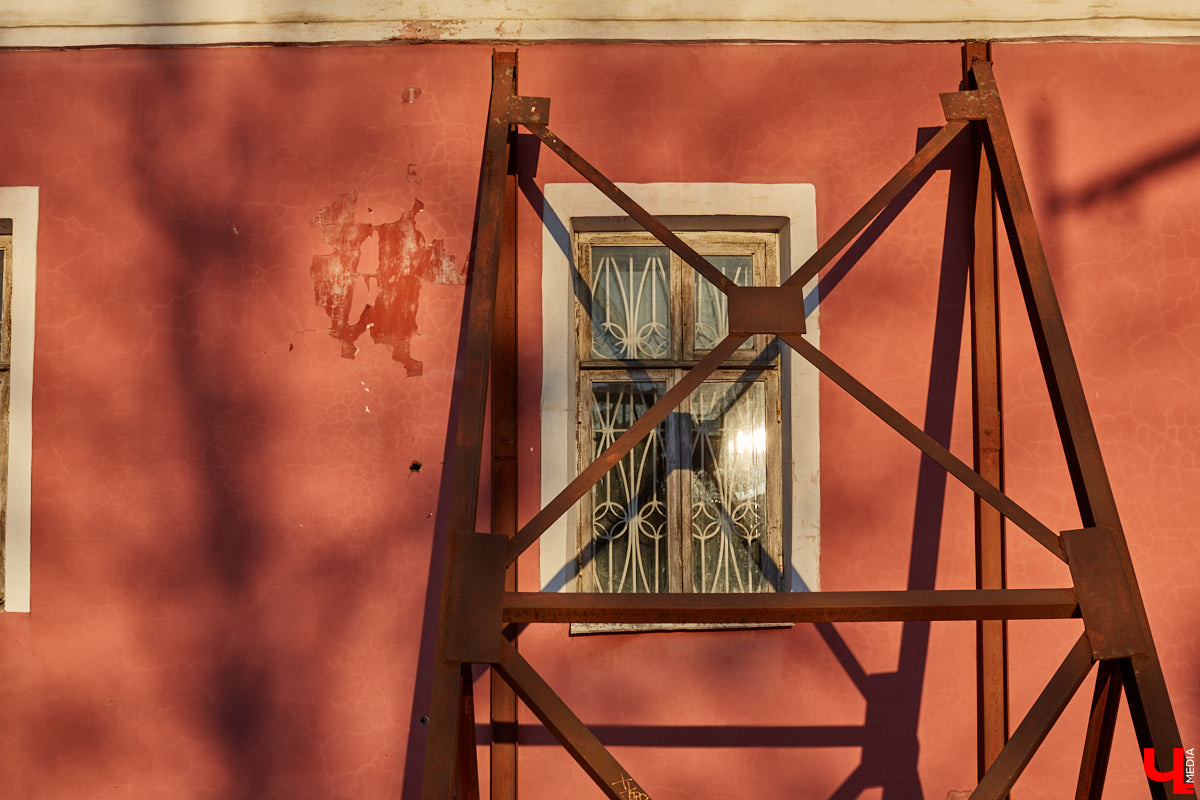 Архитектура — самая красноречивая рассказчица. Увы, многие летописи, заключенные в домах, рискуют исчезнуть с лица земли вместе со стенами. Сегодня мы обратим взор на знаковые объекты 33-го региона, до реставрации которых рукой не подать.