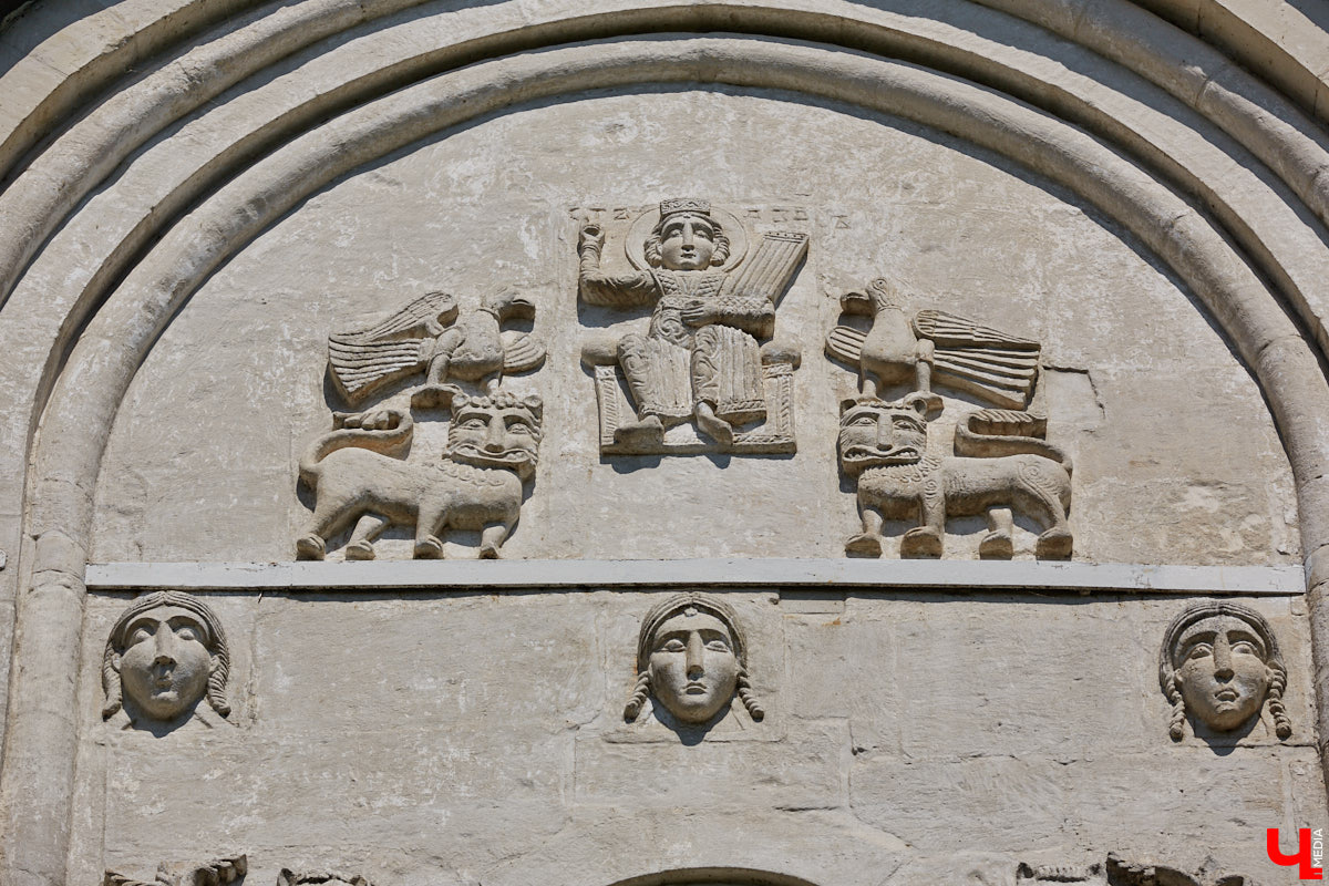 Пешком бродить по зимнему Владимиру погода пока не позволяет: слишком сыро и промозгло. Но не сидеть же в четырех стенах! Тем более передвигаться по городу сейчас можно не только с комфортом, но и с выгодой для кошелька. Рассказываем, куда отправиться на прогулку в столице областного центра и как сэкономить на проезде в общественном транспорте.