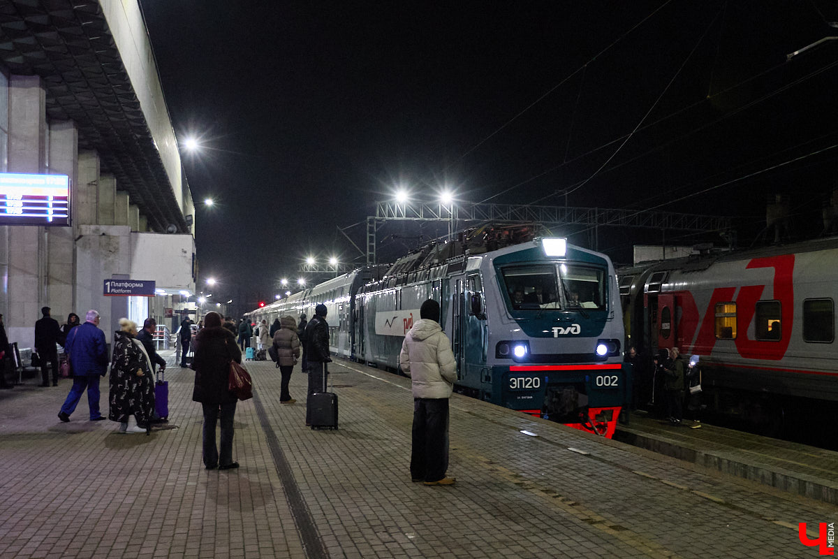 С 3 декабря «Буревестник» начал курсировать между Нижним Новгородом и Москвой с остановкой в областном центре. Первые пассажиры уже успели проехаться в его двухэтажных вагонах. И, судя по ажиотажу, царящему на перроне, первопроходцев набралось немало. Подробности о визите легендарного состава во Владимир — в нашем дорожном обзоре.