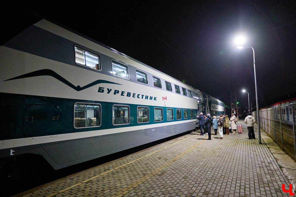 С 3 декабря «Буревестник» начал курсировать между Нижним Новгородом и Москвой с остановкой в областном центре. Первые пассажиры уже успели проехаться в его двухэтажных вагонах. И, судя по ажиотажу, царящему на перроне, первопроходцев набралось немало. Подробности о визите легендарного состава во Владимир — в нашем дорожном обзоре.