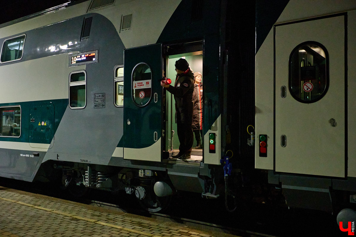 С 3 декабря «Буревестник» начал курсировать между Нижним Новгородом и Москвой с остановкой в областном центре. Первые пассажиры уже успели проехаться в его двухэтажных вагонах. И, судя по ажиотажу, царящему на перроне, первопроходцев набралось немало. Подробности о визите легендарного состава во Владимир — в нашем дорожном обзоре.