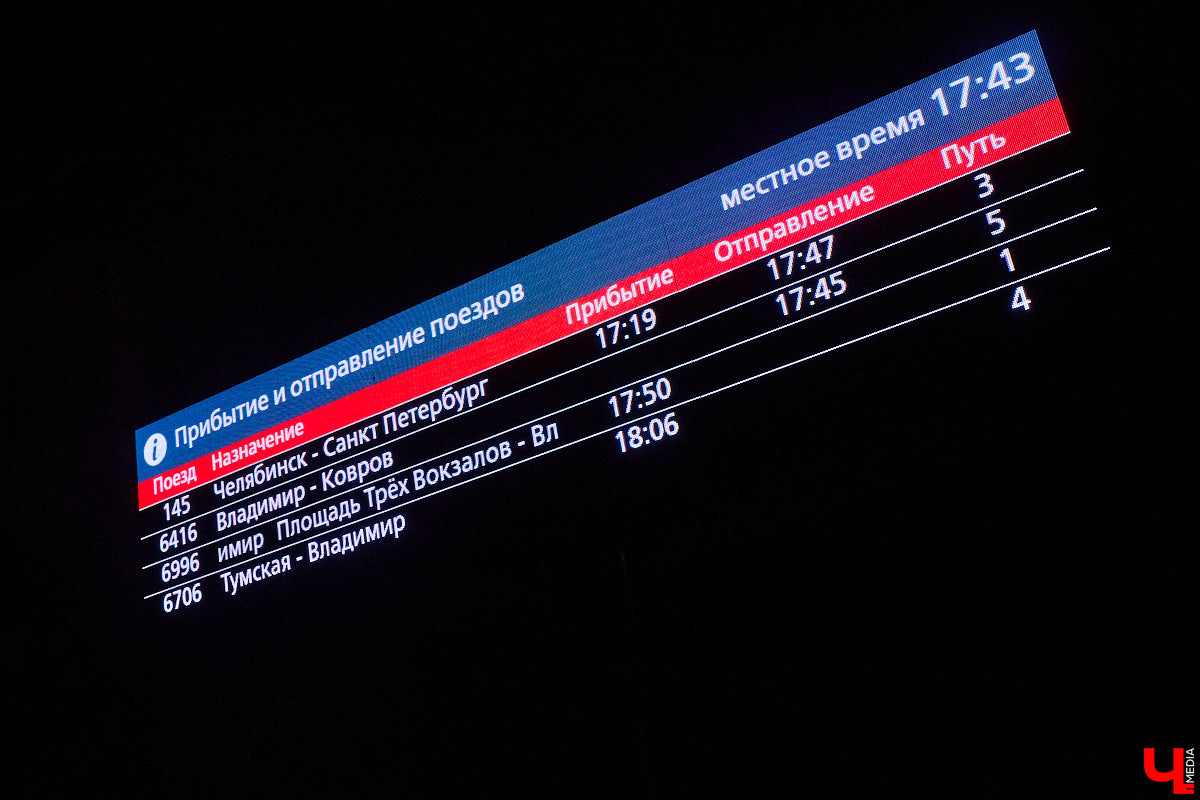 С 3 декабря «Буревестник» начал курсировать между Нижним Новгородом и Москвой с остановкой в областном центре. Первые пассажиры уже успели проехаться в его двухэтажных вагонах. И, судя по ажиотажу, царящему на перроне, первопроходцев набралось немало. Подробности о визите легендарного состава во Владимир — в нашем дорожном обзоре.