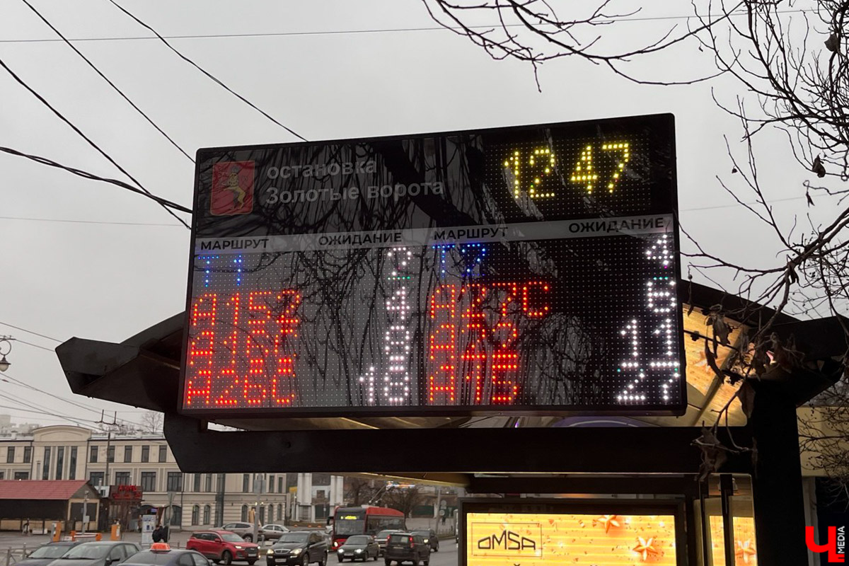 С 3 декабря «Буревестник» начал курсировать между Нижним Новгородом и Москвой с остановкой в областном центре. Первые пассажиры уже успели проехаться в его двухэтажных вагонах. И, судя по ажиотажу, царящему на перроне, первопроходцев набралось немало. Подробности о визите легендарного состава во Владимир — в нашем дорожном обзоре.