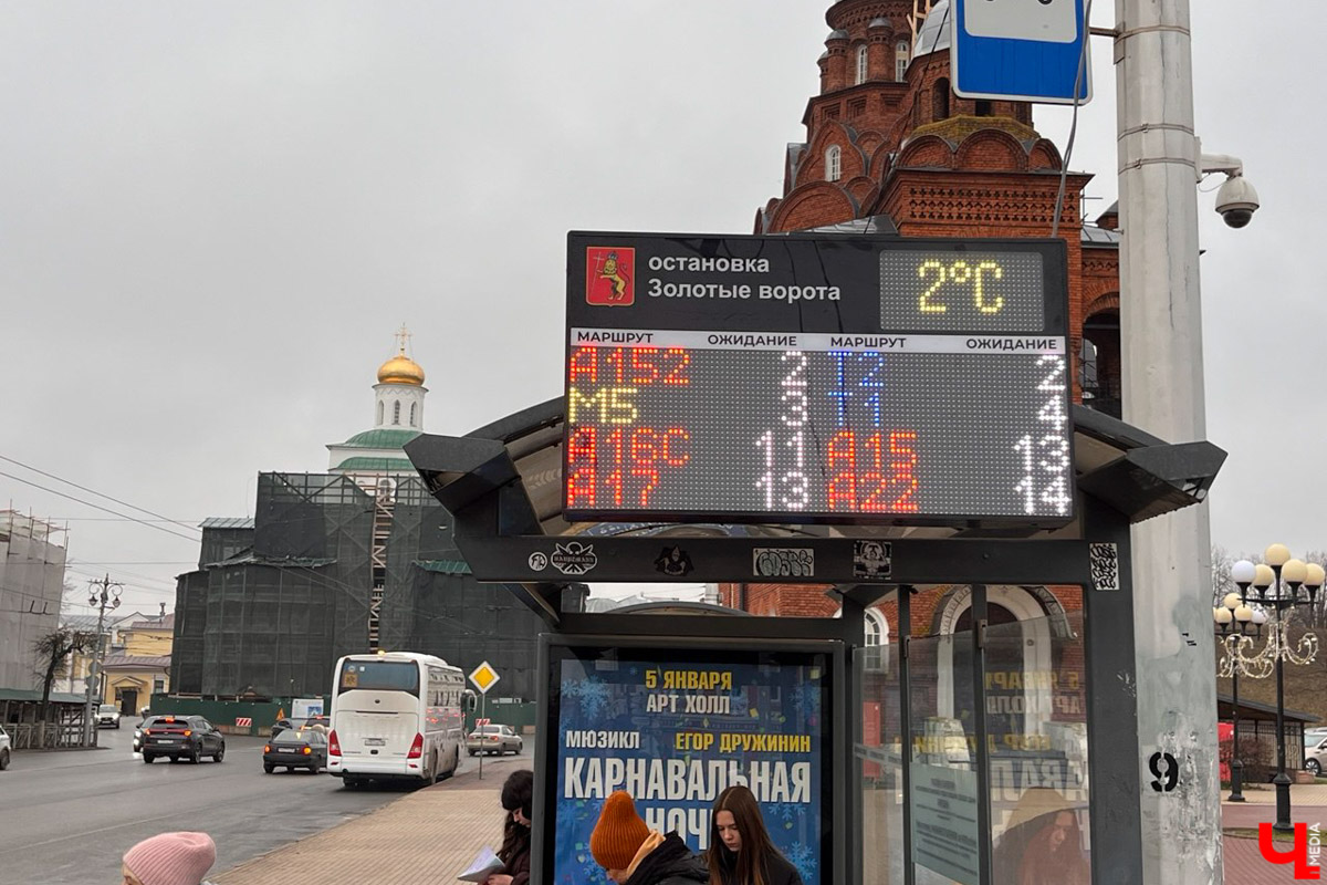 С 3 декабря «Буревестник» начал курсировать между Нижним Новгородом и Москвой с остановкой в областном центре. Первые пассажиры уже успели проехаться в его двухэтажных вагонах. И, судя по ажиотажу, царящему на перроне, первопроходцев набралось немало. Подробности о визите легендарного состава во Владимир — в нашем дорожном обзоре.