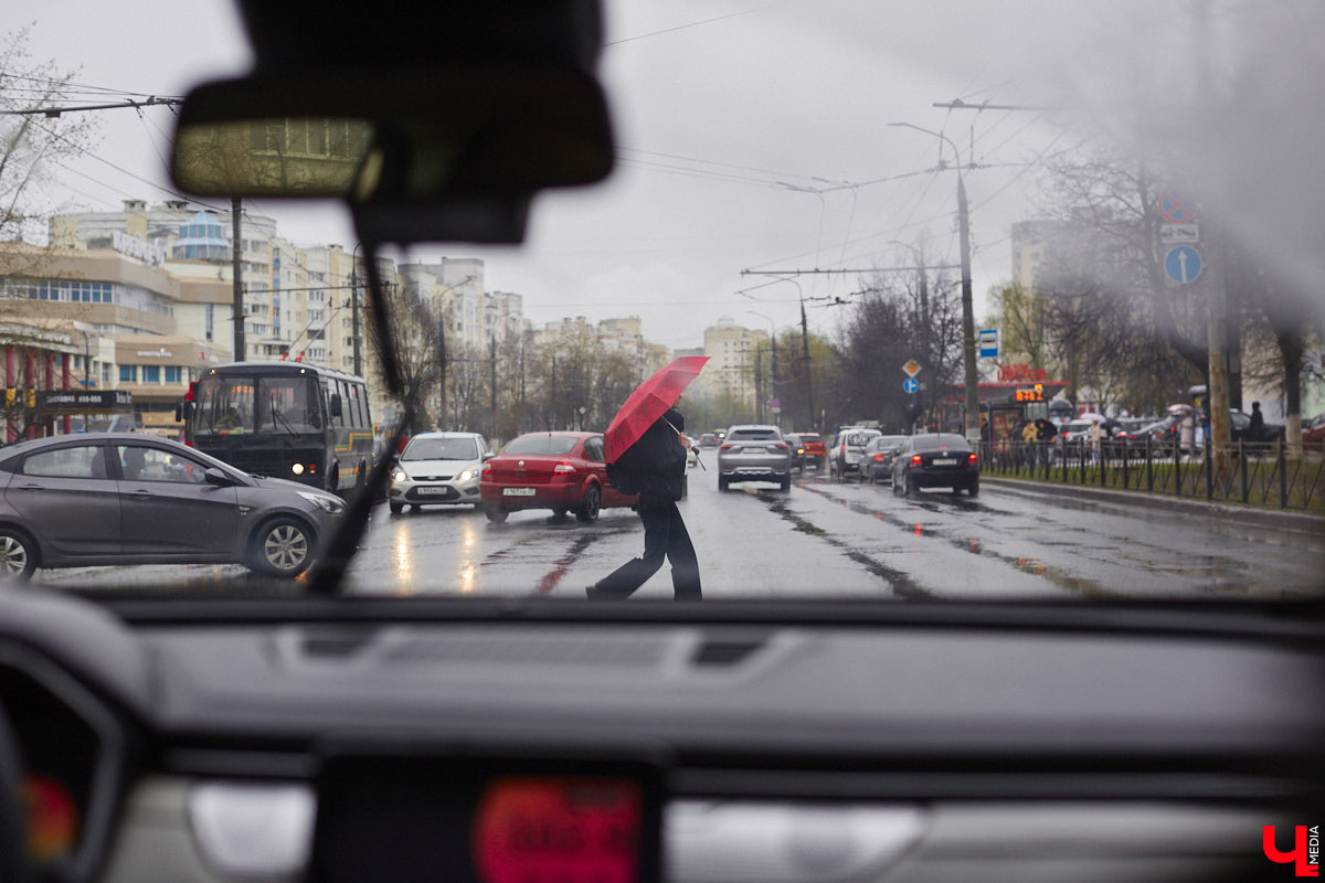 С 3 декабря «Буревестник» начал курсировать между Нижним Новгородом и Москвой с остановкой в областном центре. Первые пассажиры уже успели проехаться в его двухэтажных вагонах. И, судя по ажиотажу, царящему на перроне, первопроходцев набралось немало. Подробности о визите легендарного состава во Владимир — в нашем дорожном обзоре.
