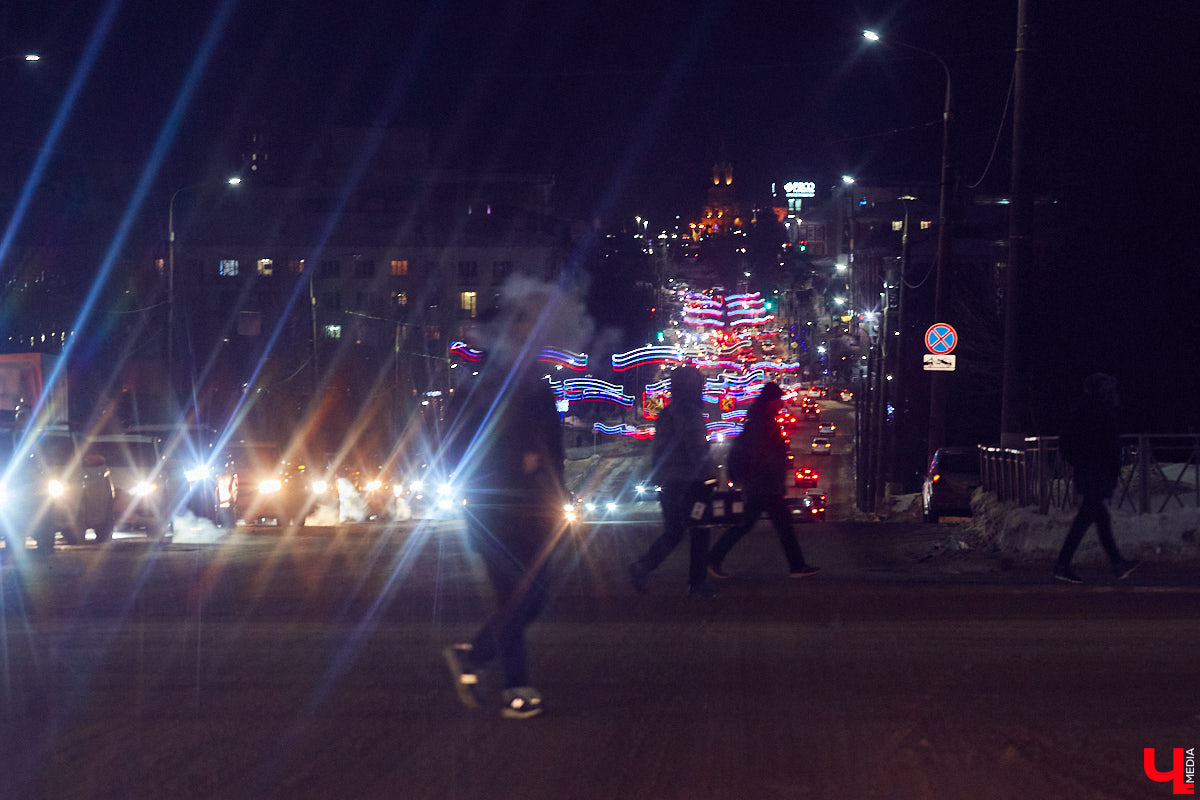 С 3 декабря «Буревестник» начал курсировать между Нижним Новгородом и Москвой с остановкой в областном центре. Первые пассажиры уже успели проехаться в его двухэтажных вагонах. И, судя по ажиотажу, царящему на перроне, первопроходцев набралось немало. Подробности о визите легендарного состава во Владимир — в нашем дорожном обзоре.