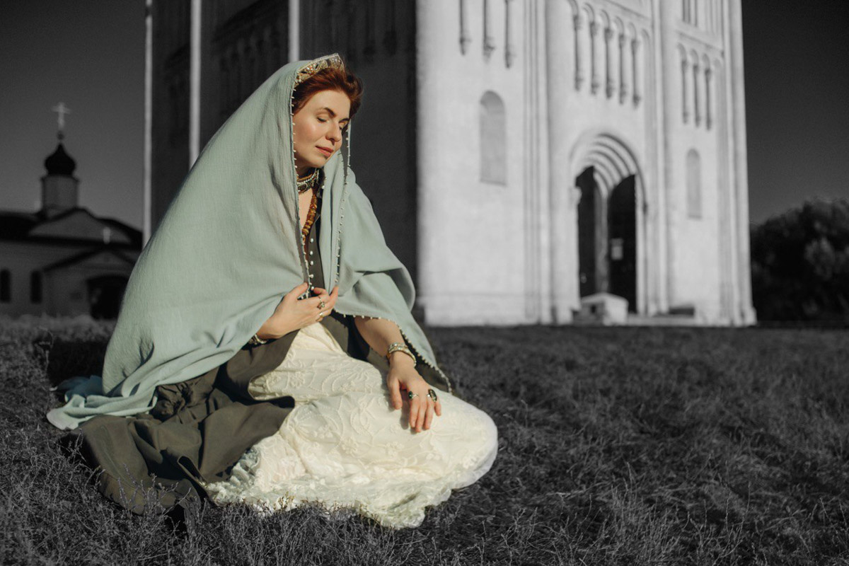 С появлением авторских украшений, подкрепленных глубинными концепциями, потребность в покупке бессмысленных побрякушек существенно снижается. Например, мастерица Марина Болотина создает реплики старорусских украшений, вплетая историю в ткань современности. Вот это аксессуары со смыслом!