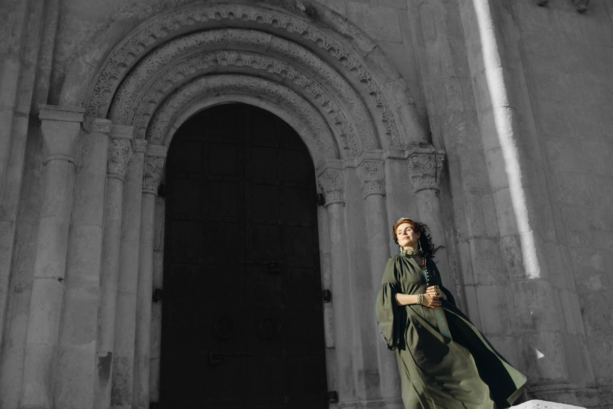 С появлением авторских украшений, подкрепленных глубинными концепциями, потребность в покупке бессмысленных побрякушек существенно снижается. Например, мастерица Марина Болотина создает реплики старорусских украшений, вплетая историю в ткань современности. Вот это аксессуары со смыслом!