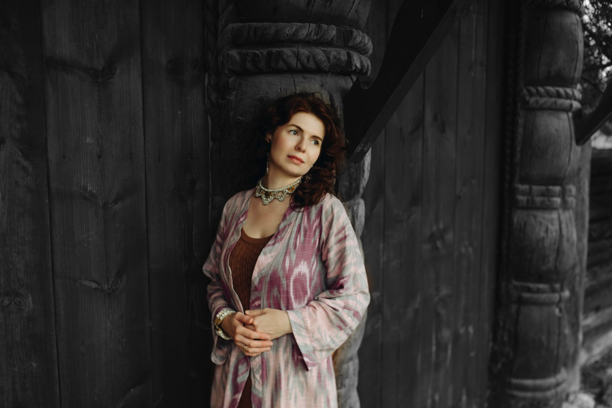 С появлением авторских украшений, подкрепленных глубинными концепциями, потребность в покупке бессмысленных побрякушек существенно снижается. Например, мастерица Марина Болотина создает реплики старорусских украшений, вплетая историю в ткань современности. Вот это аксессуары со смыслом!