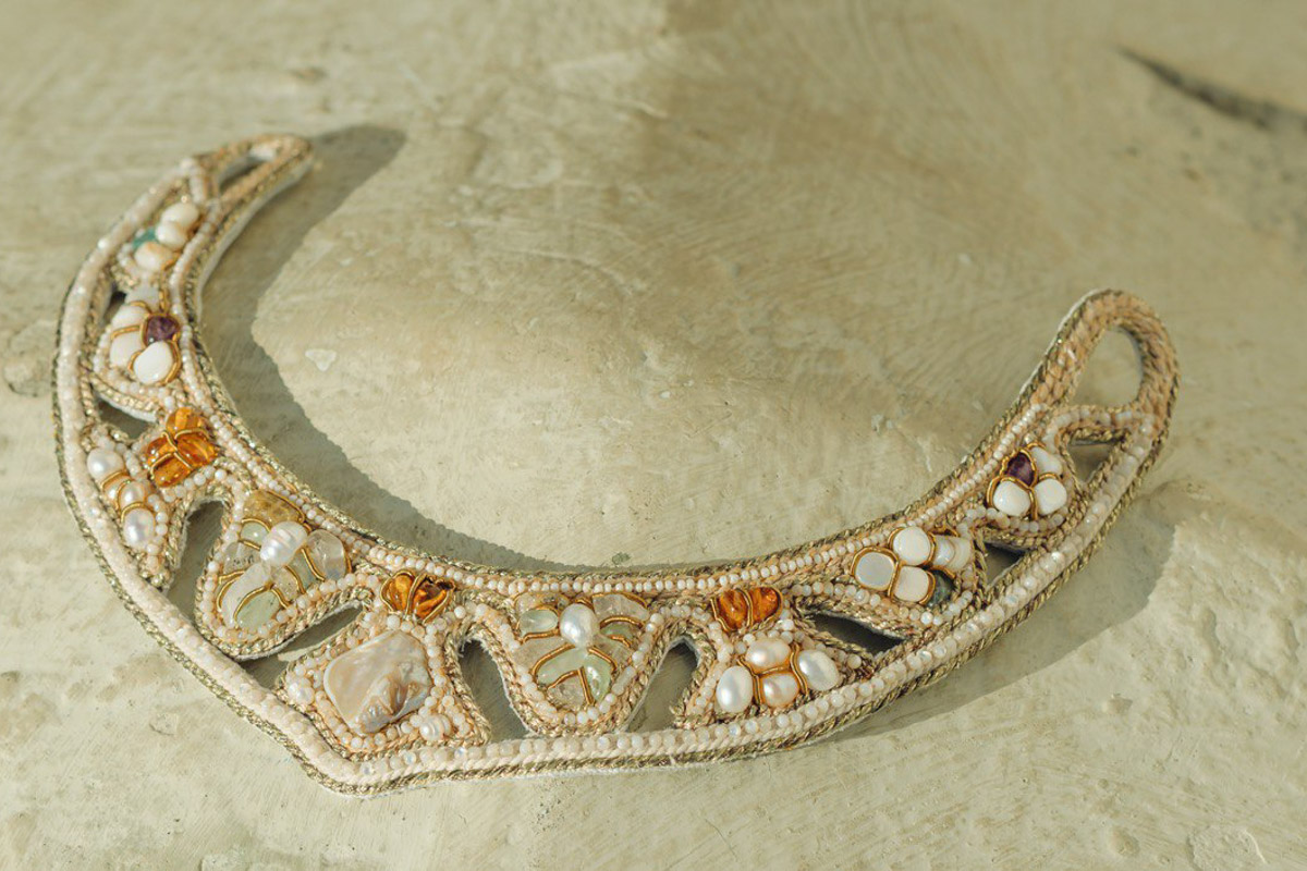 С появлением авторских украшений, подкрепленных глубинными концепциями, потребность в покупке бессмысленных побрякушек существенно снижается. Например, мастерица Марина Болотина создает реплики старорусских украшений, вплетая историю в ткань современности. Вот это аксессуары со смыслом!