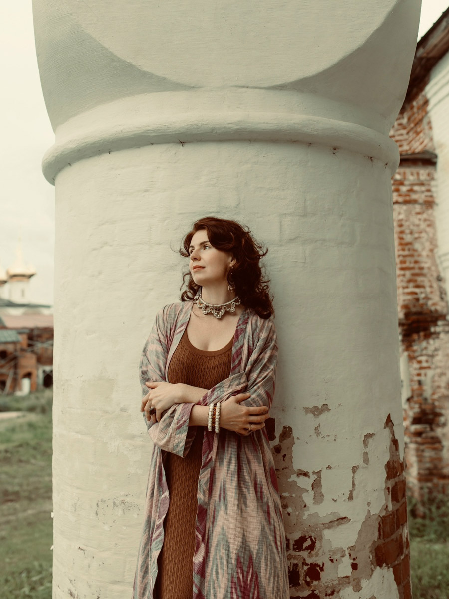 С появлением авторских украшений, подкрепленных глубинными концепциями, потребность в покупке бессмысленных побрякушек существенно снижается. Например, мастерица Марина Болотина создает реплики старорусских украшений, вплетая историю в ткань современности. Вот это аксессуары со смыслом!