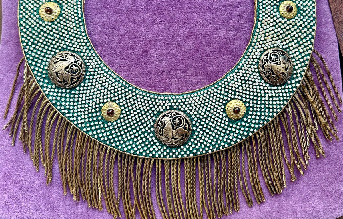 С появлением авторских украшений, подкрепленных глубинными концепциями, потребность в покупке бессмысленных побрякушек существенно снижается. Например, мастерица Марина Болотина создает реплики старорусских украшений, вплетая историю в ткань современности. Вот это аксессуары со смыслом!