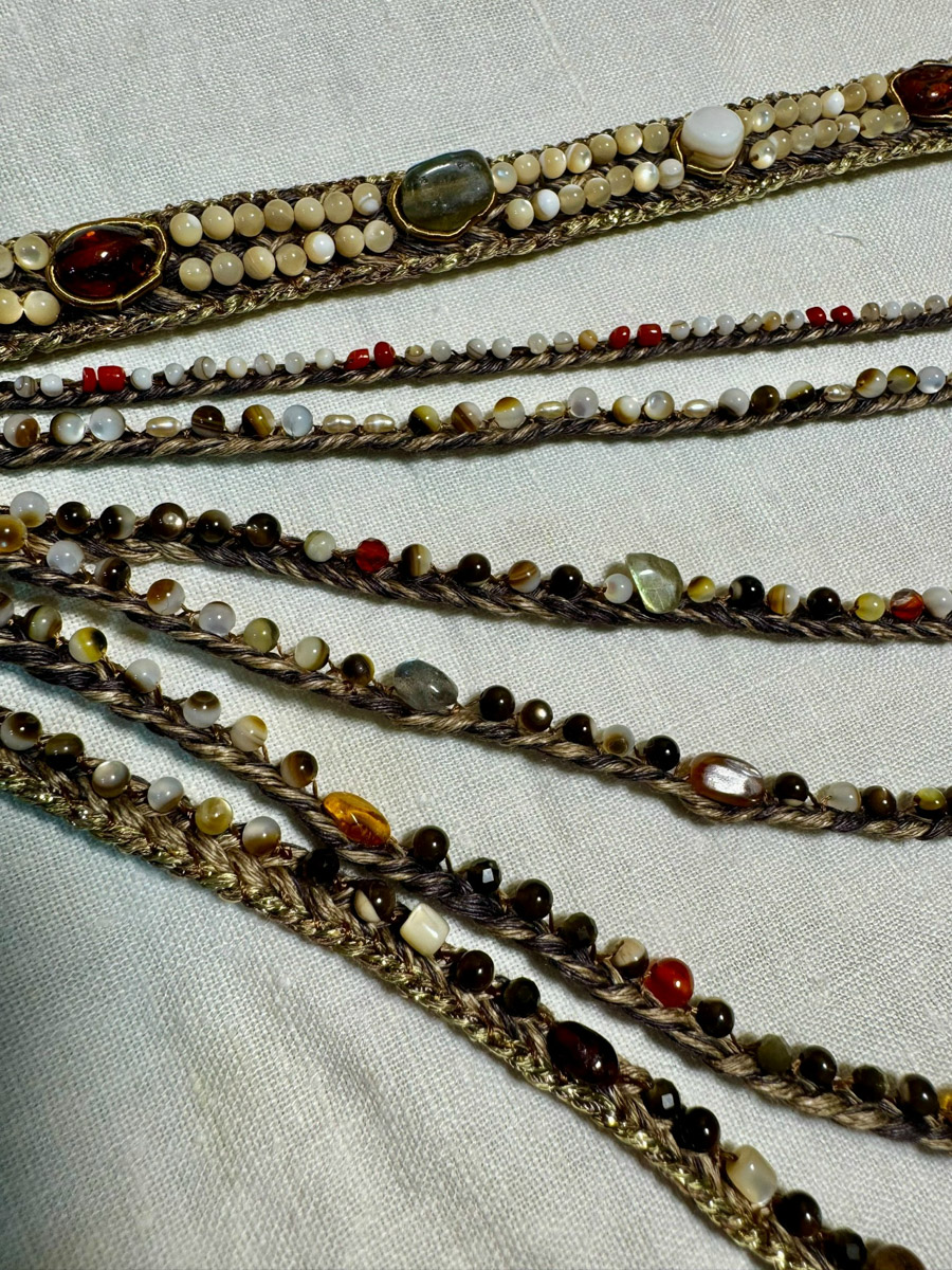 С появлением авторских украшений, подкрепленных глубинными концепциями, потребность в покупке бессмысленных побрякушек существенно снижается. Например, мастерица Марина Болотина создает реплики старорусских украшений, вплетая историю в ткань современности. Вот это аксессуары со смыслом!