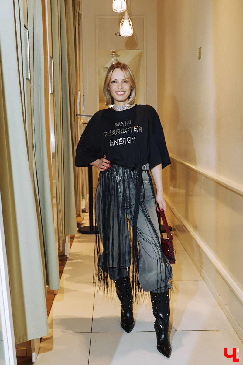 Кто не знает поговорку «Как Новый год встретишь, так его и проведешь»? Поэтому и выглядеть хочется стильно и небанально. Вместе со стилистом Марией Засориной мы прогулялись по магазинам и составили пять образов, в которых вы не только притянете к своей персоне взгляды гостей или коллег на корпоративе, но и сможете как следует повеселиться!