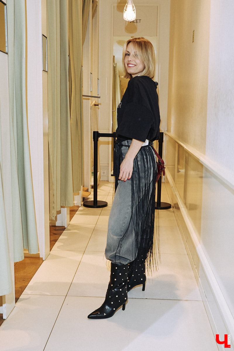 Кто не знает поговорку «Как Новый год встретишь, так его и проведешь»? Поэтому и выглядеть хочется стильно и небанально. Вместе со стилистом Марией Засориной мы прогулялись по магазинам и составили пять образов, в которых вы не только притянете к своей персоне взгляды гостей или коллег на корпоративе, но и сможете как следует повеселиться!