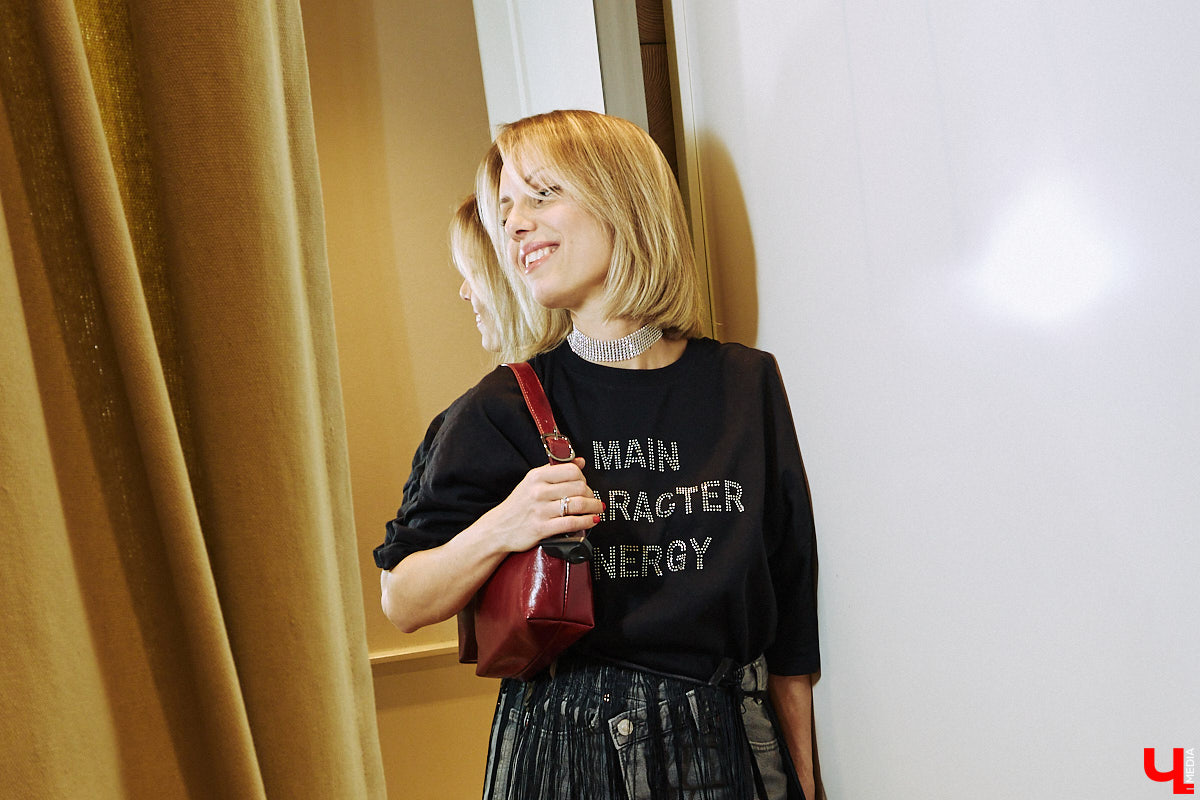 Кто не знает поговорку «Как Новый год встретишь, так его и проведешь»? Поэтому и выглядеть хочется стильно и небанально. Вместе со стилистом Марией Засориной мы прогулялись по магазинам и составили пять образов, в которых вы не только притянете к своей персоне взгляды гостей или коллег на корпоративе, но и сможете как следует повеселиться!