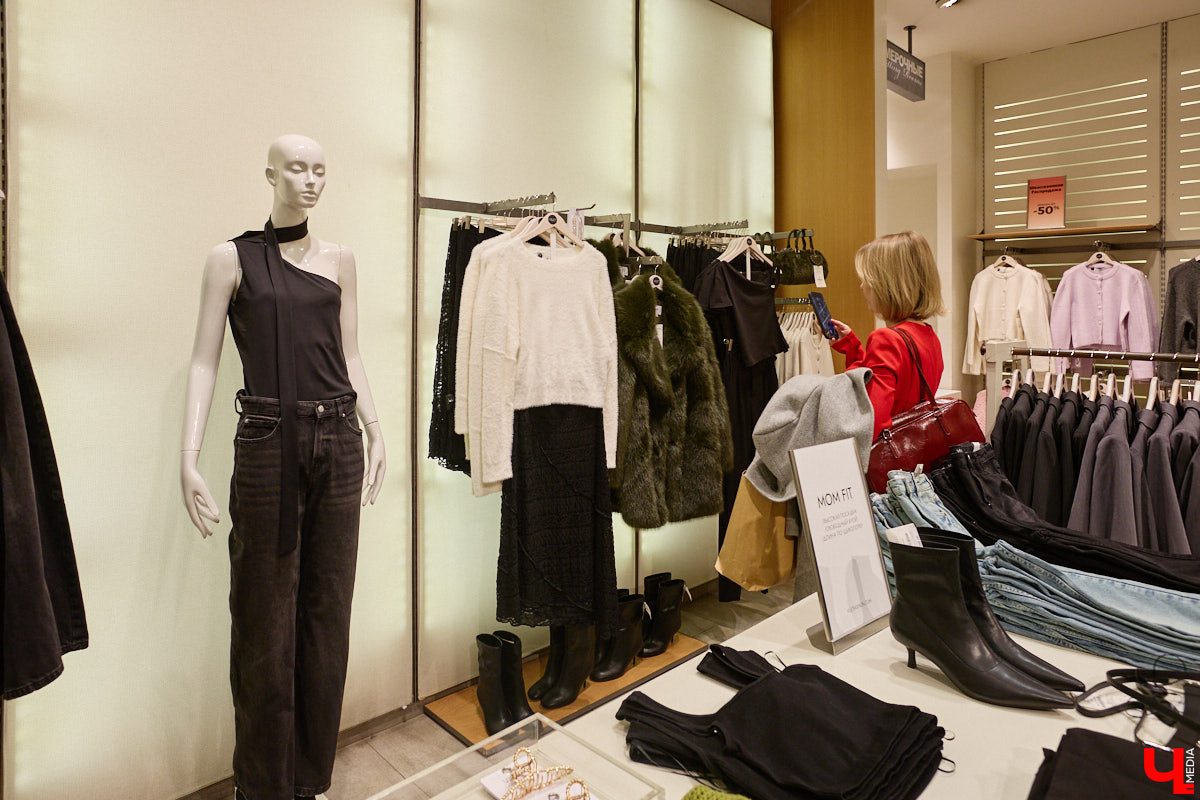 Кто не знает поговорку «Как Новый год встретишь, так его и проведешь»? Поэтому и выглядеть хочется стильно и небанально. Вместе со стилистом Марией Засориной мы прогулялись по магазинам и составили пять образов, в которых вы не только притянете к своей персоне взгляды гостей или коллег на корпоративе, но и сможете как следует повеселиться!