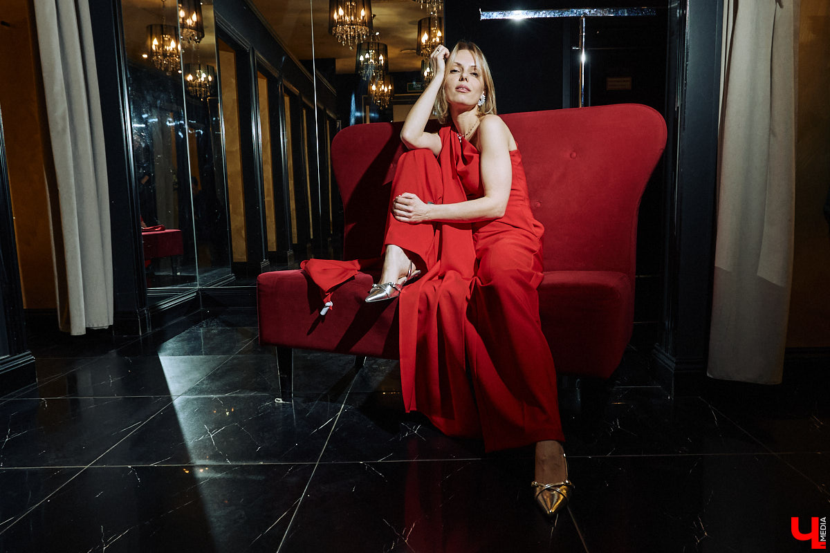 Кто не знает поговорку «Как Новый год встретишь, так его и проведешь»? Поэтому и выглядеть хочется стильно и небанально. Вместе со стилистом Марией Засориной мы прогулялись по магазинам и составили пять образов, в которых вы не только притянете к своей персоне взгляды гостей или коллег на корпоративе, но и сможете как следует повеселиться!