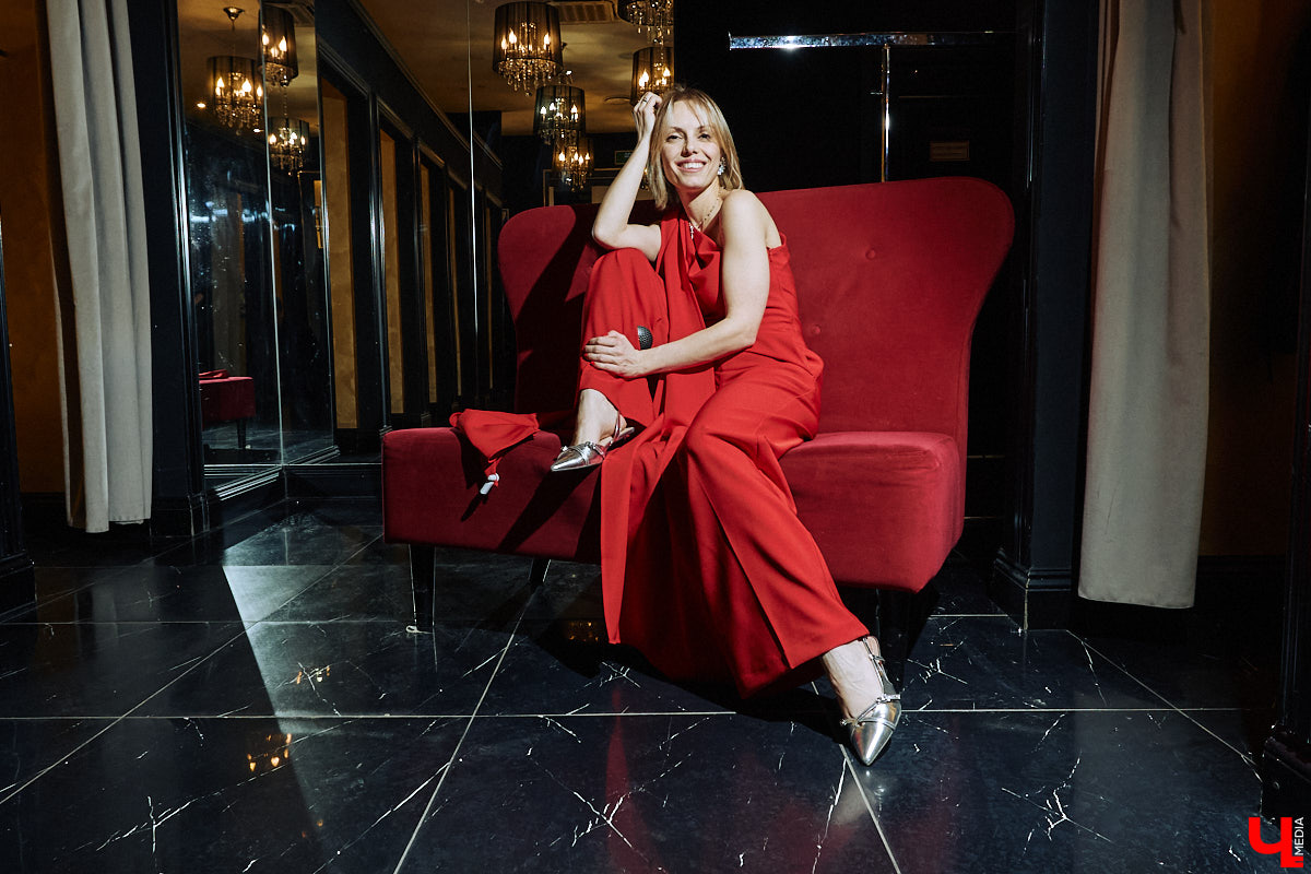 Кто не знает поговорку «Как Новый год встретишь, так его и проведешь»? Поэтому и выглядеть хочется стильно и небанально. Вместе со стилистом Марией Засориной мы прогулялись по магазинам и составили пять образов, в которых вы не только притянете к своей персоне взгляды гостей или коллег на корпоративе, но и сможете как следует повеселиться!