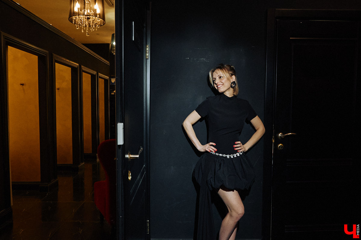 Кто не знает поговорку «Как Новый год встретишь, так его и проведешь»? Поэтому и выглядеть хочется стильно и небанально. Вместе со стилистом Марией Засориной мы прогулялись по магазинам и составили пять образов, в которых вы не только притянете к своей персоне взгляды гостей или коллег на корпоративе, но и сможете как следует повеселиться!