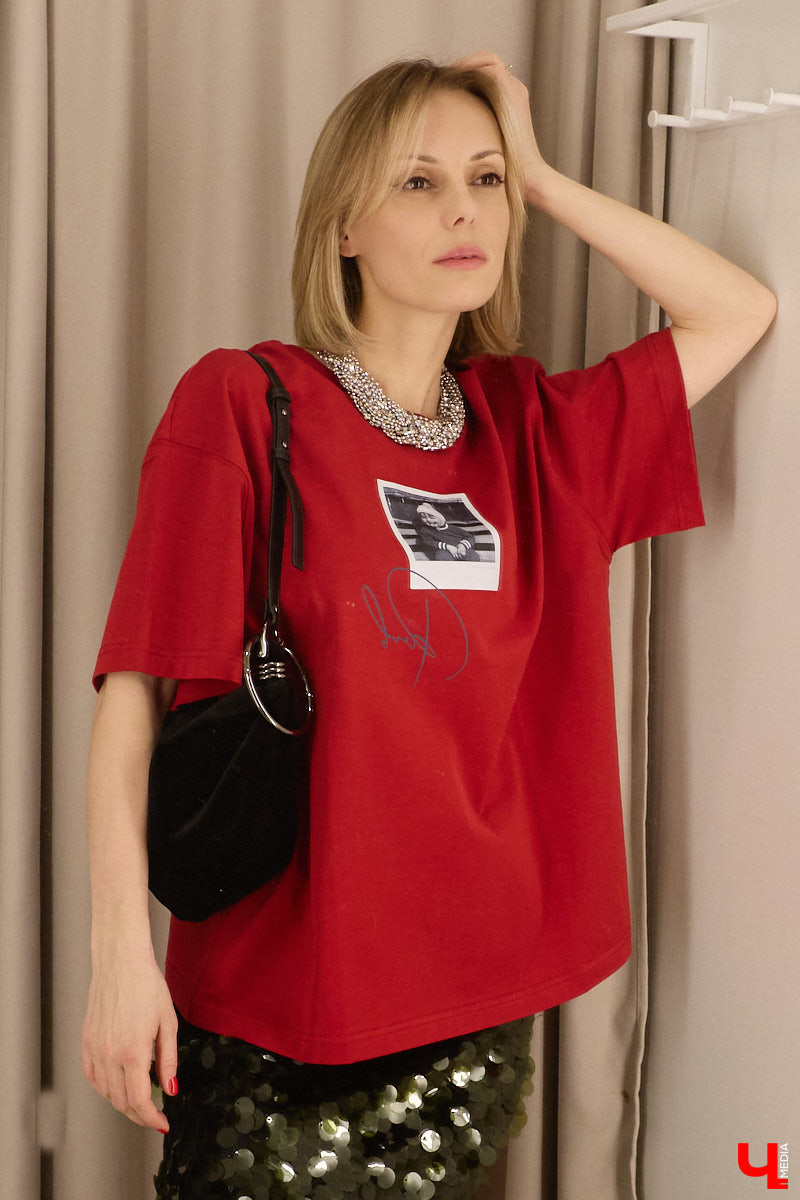 Кто не знает поговорку «Как Новый год встретишь, так его и проведешь»? Поэтому и выглядеть хочется стильно и небанально. Вместе со стилистом Марией Засориной мы прогулялись по магазинам и составили пять образов, в которых вы не только притянете к своей персоне взгляды гостей или коллег на корпоративе, но и сможете как следует повеселиться!