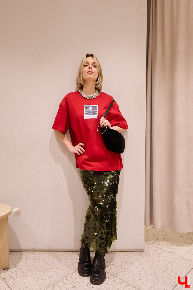 Кто не знает поговорку «Как Новый год встретишь, так его и проведешь»? Поэтому и выглядеть хочется стильно и небанально. Вместе со стилистом Марией Засориной мы прогулялись по магазинам и составили пять образов, в которых вы не только притянете к своей персоне взгляды гостей или коллег на корпоративе, но и сможете как следует повеселиться!