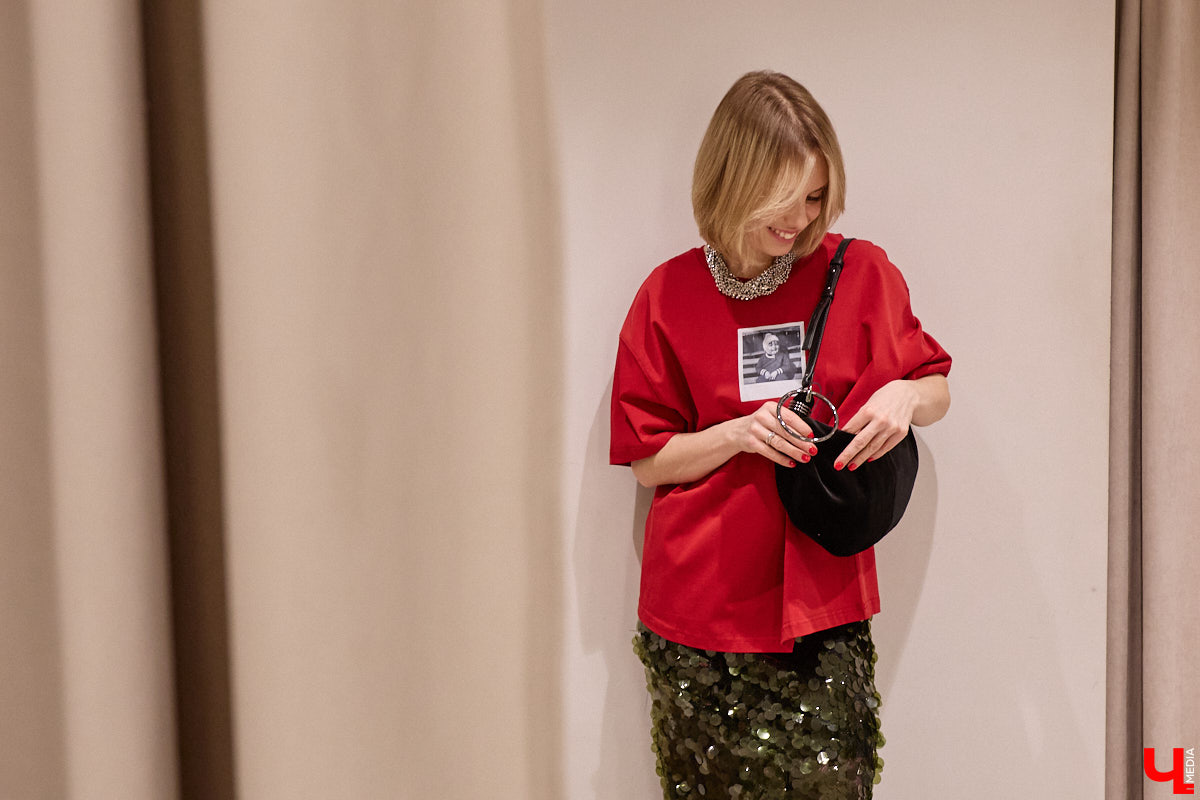 Кто не знает поговорку «Как Новый год встретишь, так его и проведешь»? Поэтому и выглядеть хочется стильно и небанально. Вместе со стилистом Марией Засориной мы прогулялись по магазинам и составили пять образов, в которых вы не только притянете к своей персоне взгляды гостей или коллег на корпоративе, но и сможете как следует повеселиться!