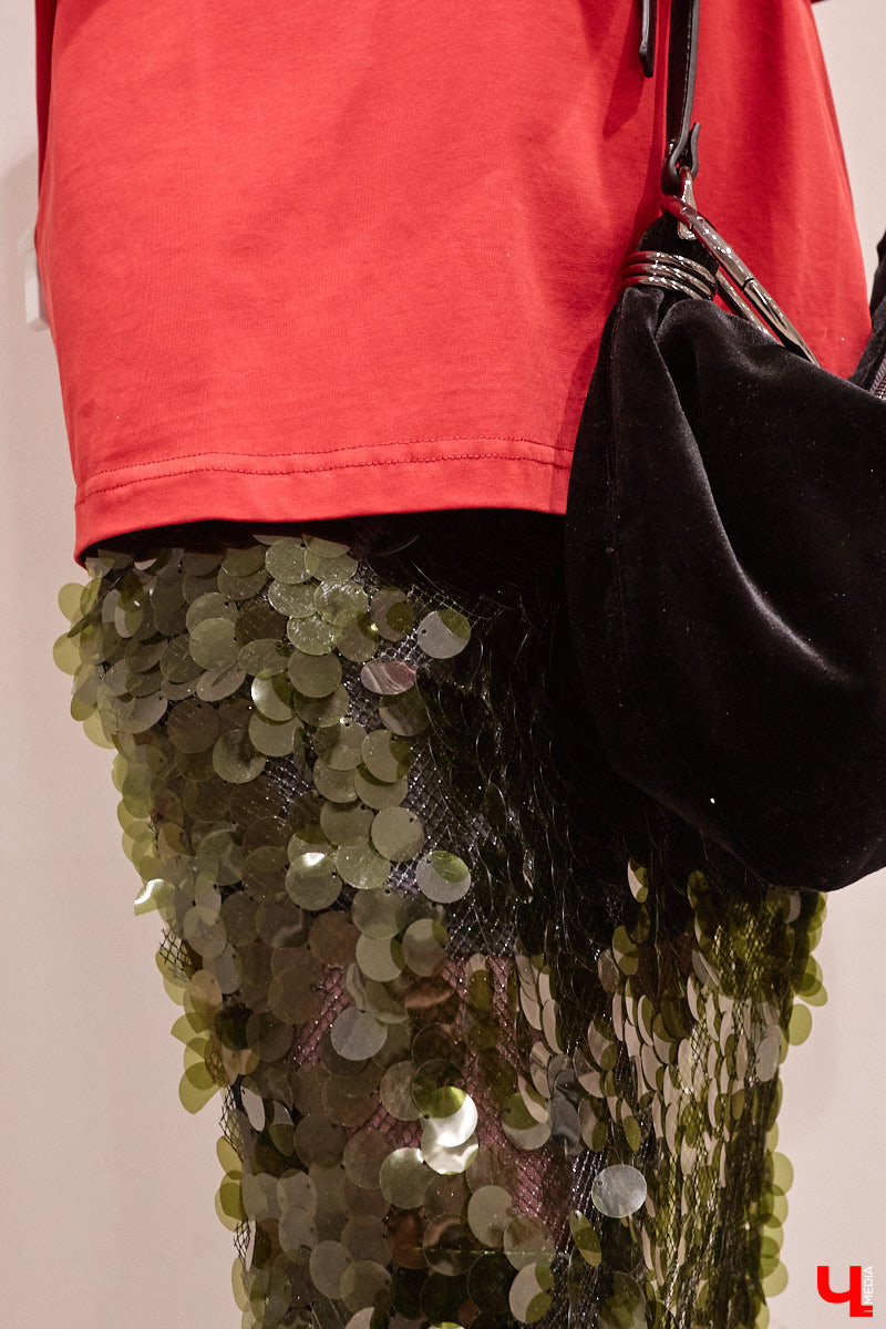 Кто не знает поговорку «Как Новый год встретишь, так его и проведешь»? Поэтому и выглядеть хочется стильно и небанально. Вместе со стилистом Марией Засориной мы прогулялись по магазинам и составили пять образов, в которых вы не только притянете к своей персоне взгляды гостей или коллег на корпоративе, но и сможете как следует повеселиться!