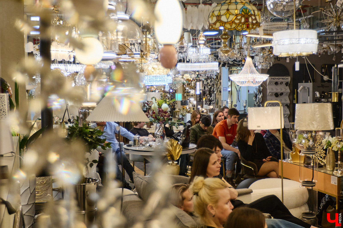 Свет и тепло — две базовые составляющие комфортного жилища. Поэтому на них и делают акцент при дизайне любого интерьера. Как выбрать качественные, стильные и функциональные решения, подскажет салон Put in Light. На днях там прошла яркая презентация новинок бренда Voltum от немецкой компании Maytoni.