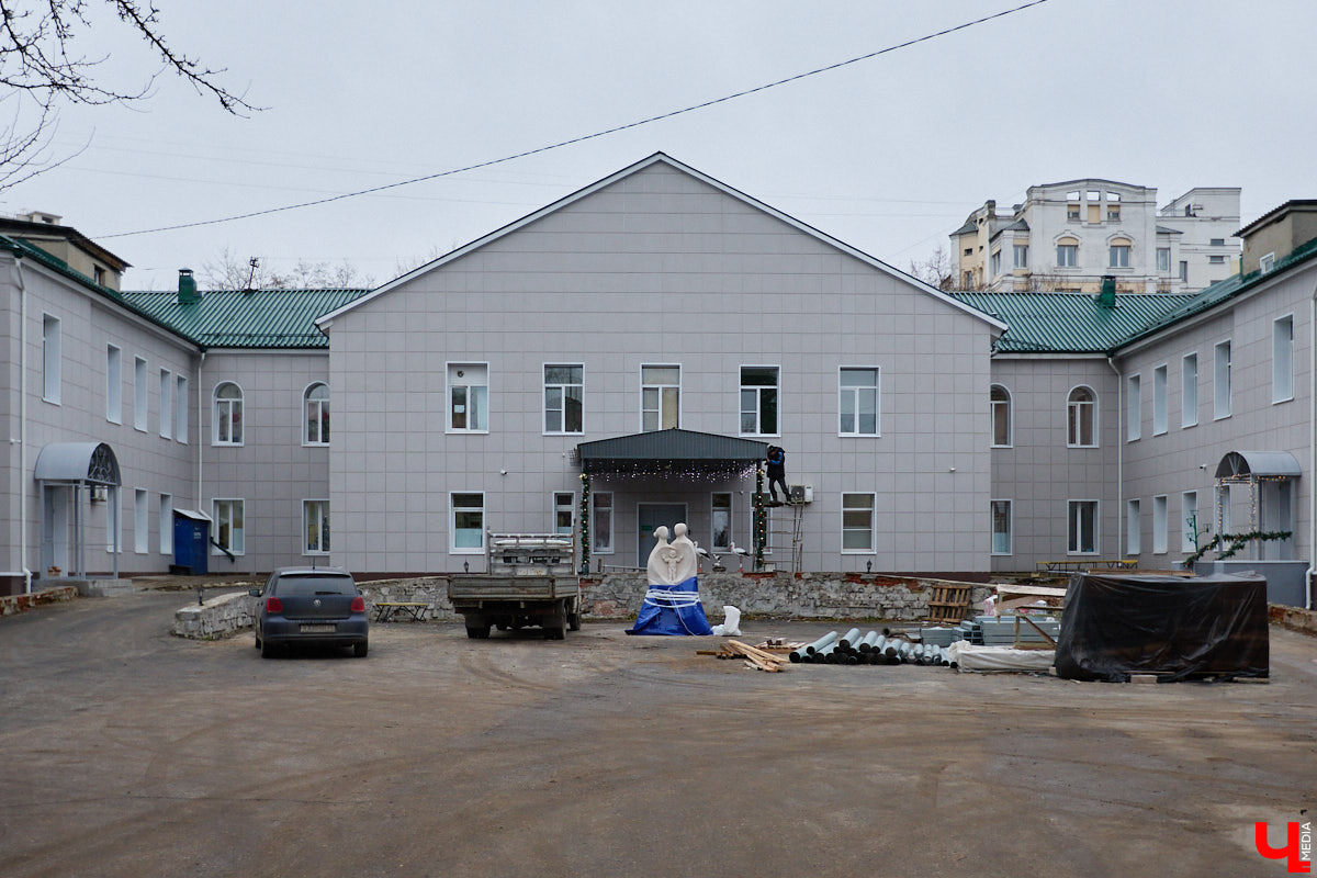 Летом 2025-го Владимир решили вновь превратить в белокаменную столицу. Десять скульпторов в течение месяца творили под палящим солнцем на площадке возле колеса обозрения, явив на свет каждый по одному изваянию. Спустя полгода в городе наконец установили первые четыре работы мастеров по камню. «Ключ-Медиа» узнал, где они расположены и какие еще монументы откроют до конца года.