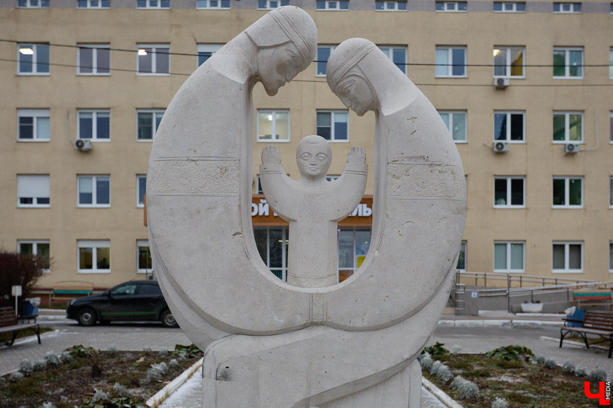 Летом 2025-го Владимир решили вновь превратить в белокаменную столицу. Десять скульпторов в течение месяца творили под палящим солнцем на площадке возле колеса обозрения, явив на свет каждый по одному изваянию. Спустя полгода в городе наконец установили первые четыре работы мастеров по камню. «Ключ-Медиа» узнал, где они расположены и какие еще монументы откроют до конца года.