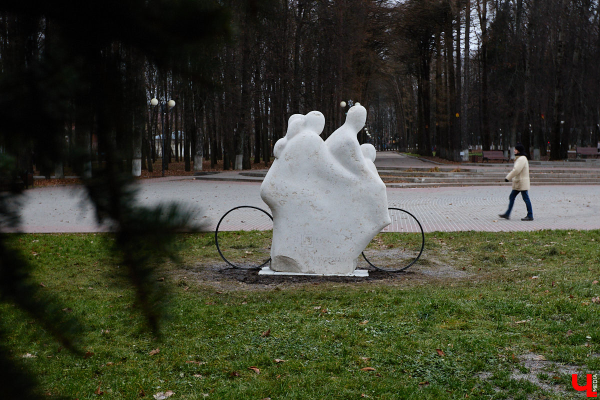 Летом 2025-го Владимир решили вновь превратить в белокаменную столицу. Десять скульпторов в течение месяца творили под палящим солнцем на площадке возле колеса обозрения, явив на свет каждый по одному изваянию. Спустя полгода в городе наконец установили первые четыре работы мастеров по камню. «Ключ-Медиа» узнал, где они расположены и какие еще монументы откроют до конца года.