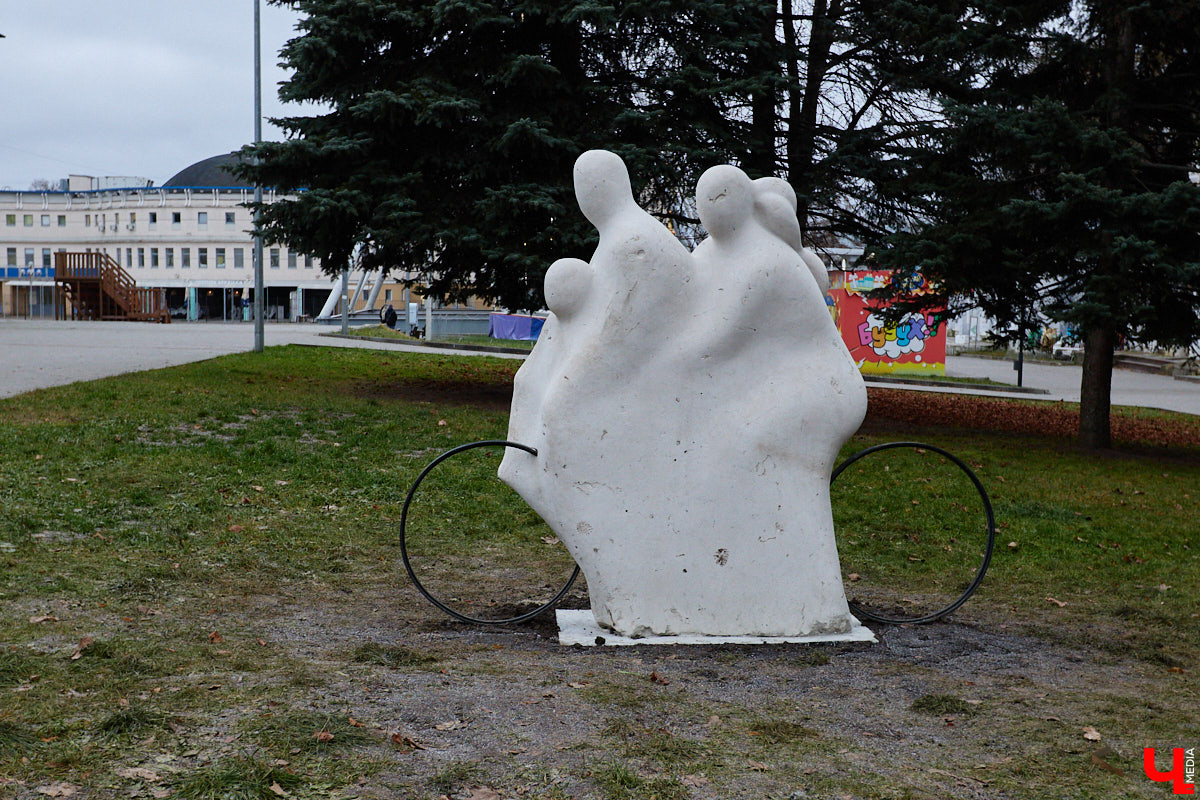 Летом 2025-го Владимир решили вновь превратить в белокаменную столицу. Десять скульпторов в течение месяца творили под палящим солнцем на площадке возле колеса обозрения, явив на свет каждый по одному изваянию. Спустя полгода в городе наконец установили первые четыре работы мастеров по камню. «Ключ-Медиа» узнал, где они расположены и какие еще монументы откроют до конца года.