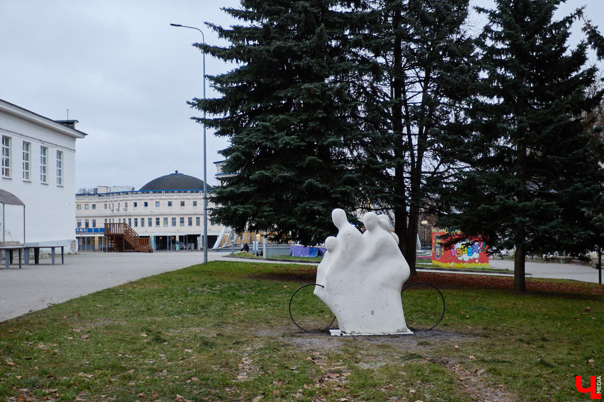 Летом 2025-го Владимир решили вновь превратить в белокаменную столицу. Десять скульпторов в течение месяца творили под палящим солнцем на площадке возле колеса обозрения, явив на свет каждый по одному изваянию. Спустя полгода в городе наконец установили первые четыре работы мастеров по камню. «Ключ-Медиа» узнал, где они расположены и какие еще монументы откроют до конца года.