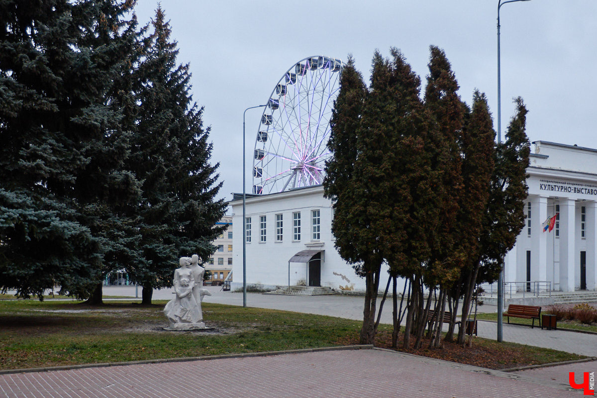 Летом 2025-го Владимир решили вновь превратить в белокаменную столицу. Десять скульпторов в течение месяца творили под палящим солнцем на площадке возле колеса обозрения, явив на свет каждый по одному изваянию. Спустя полгода в городе наконец установили первые четыре работы мастеров по камню. «Ключ-Медиа» узнал, где они расположены и какие еще монументы откроют до конца года.